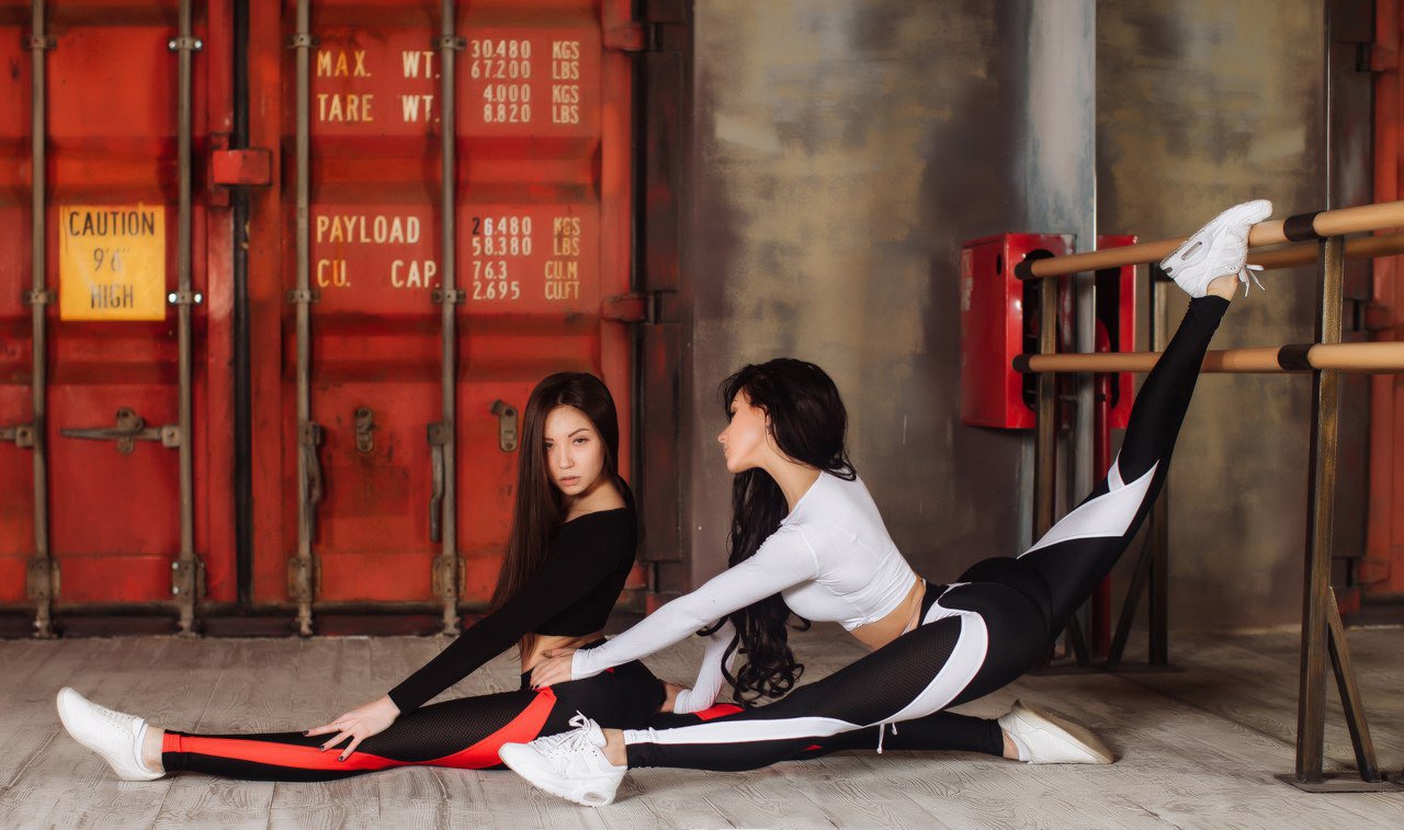 Black and red women's fitness sports leggings designed for yoga and running, featuring a geometric pattern and ankle-length fit.