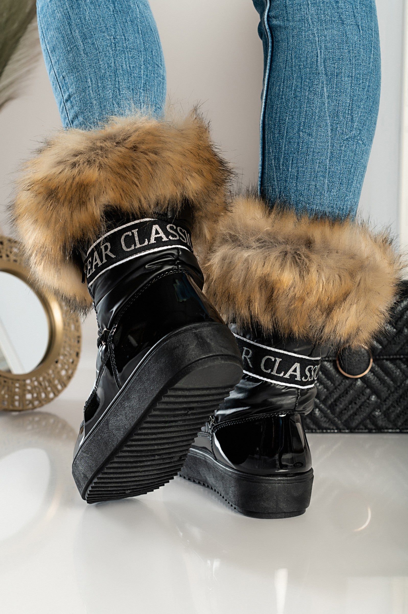 Elegantni črni gležnarji z umetnim krznom Sutera, z dvignjenim podplatom in okroglo konico, zavezani z vezalkami.