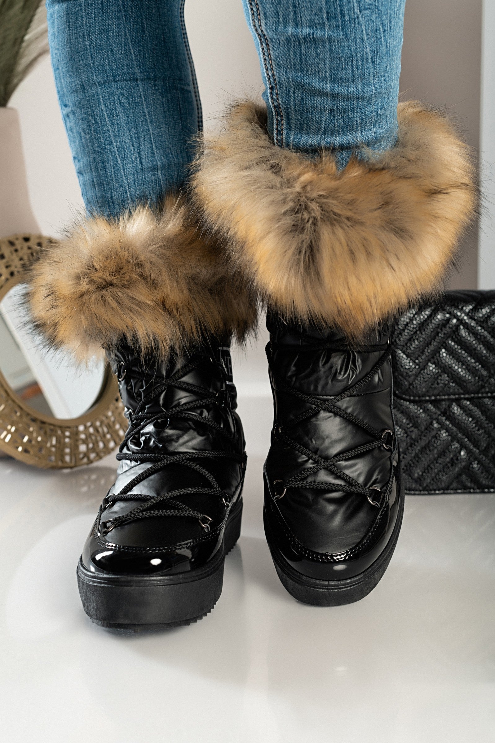 Elegantni črni gležnarji z umetnim krznom Sutera, z dvignjenim podplatom in okroglo konico, zavezani z vezalkami.