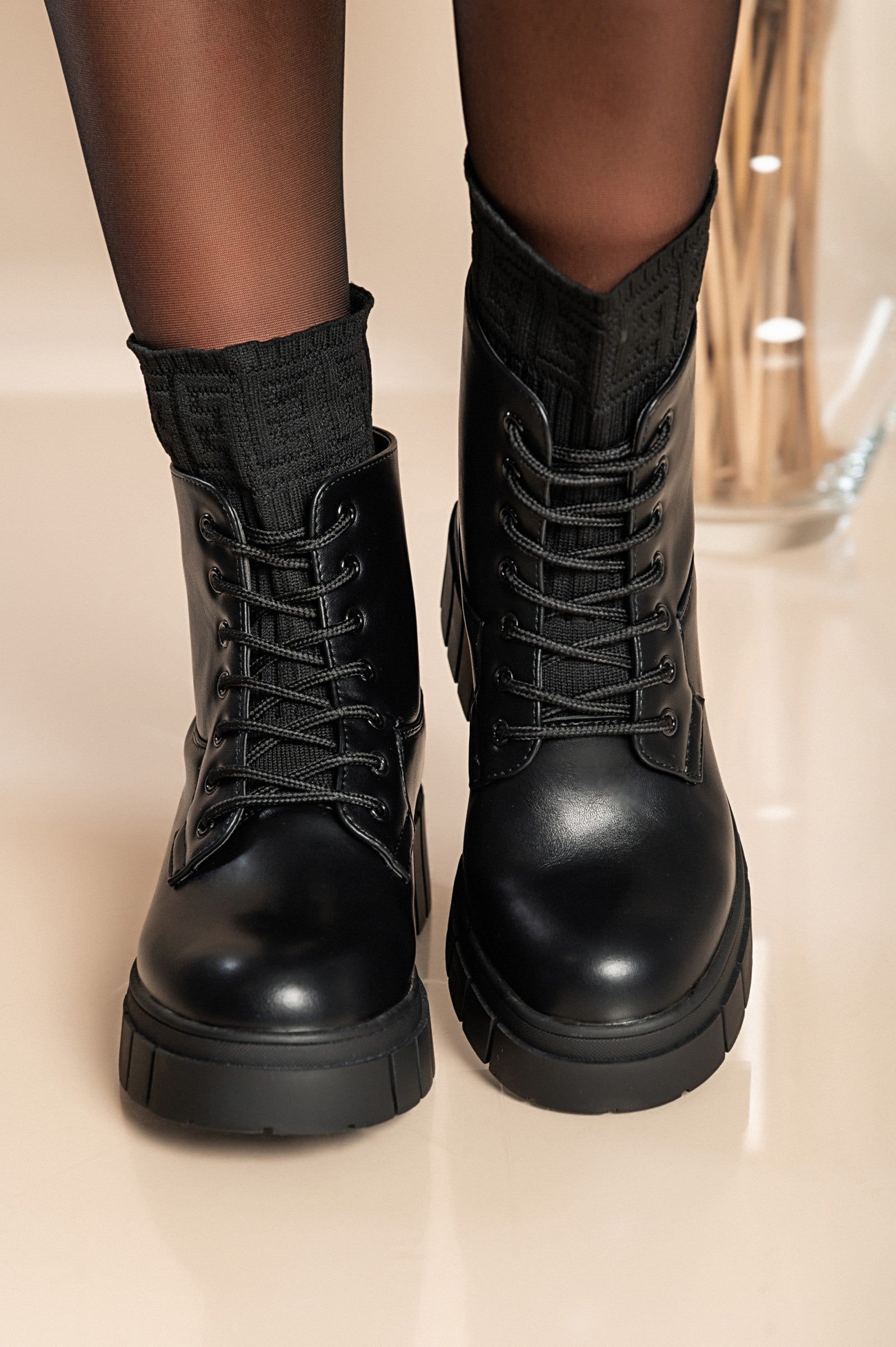 Elegantni črni gležnjarji z vezalkami, okrogla konica in dvignjen podplat, idealni za vsakodnevno nošenje.