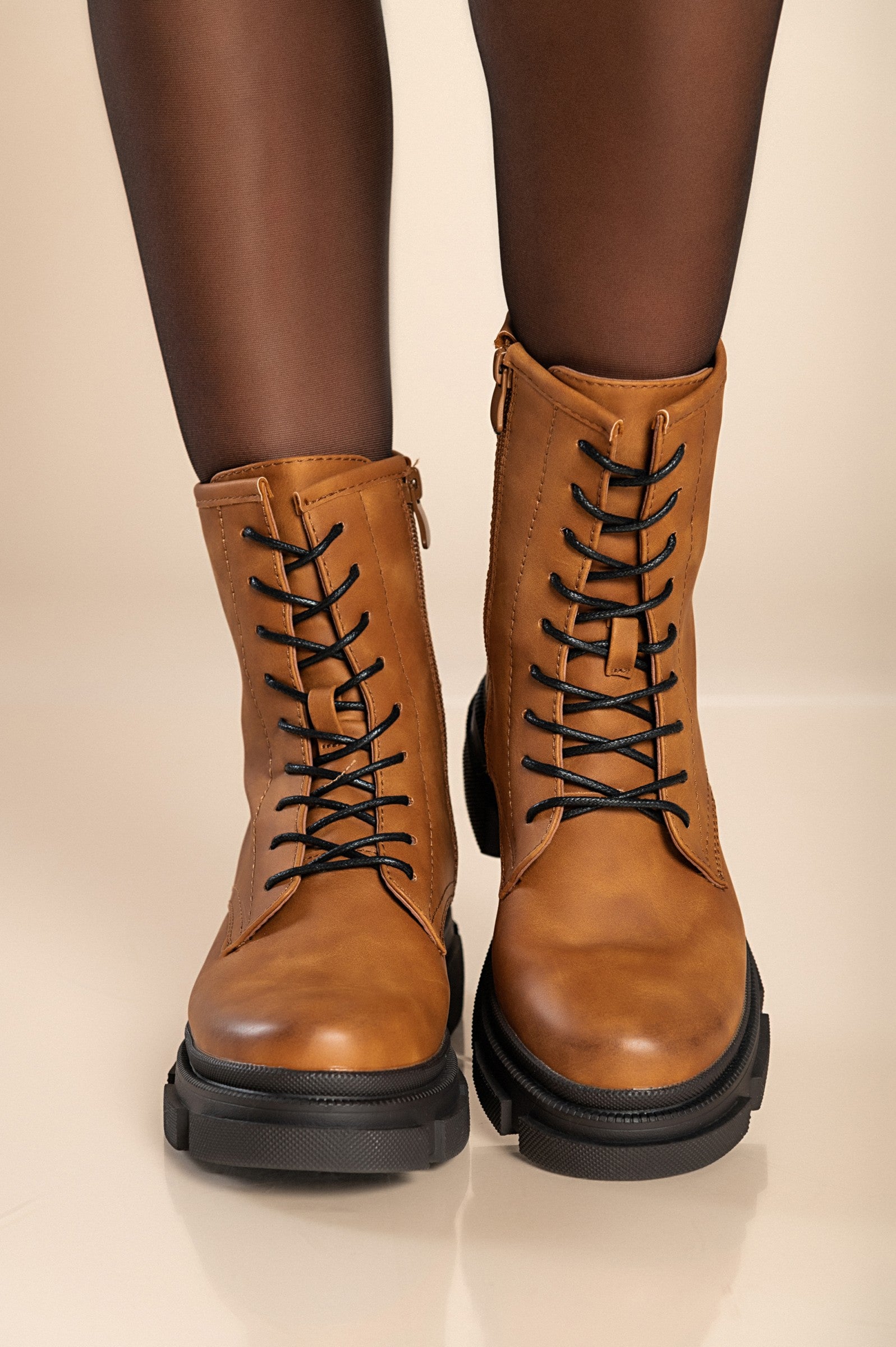 Elegantni gležnjarji z vezalkami v kamelji barvi, izdelani iz imitacije usnja, z okroglo konico in stransko zadrgo.