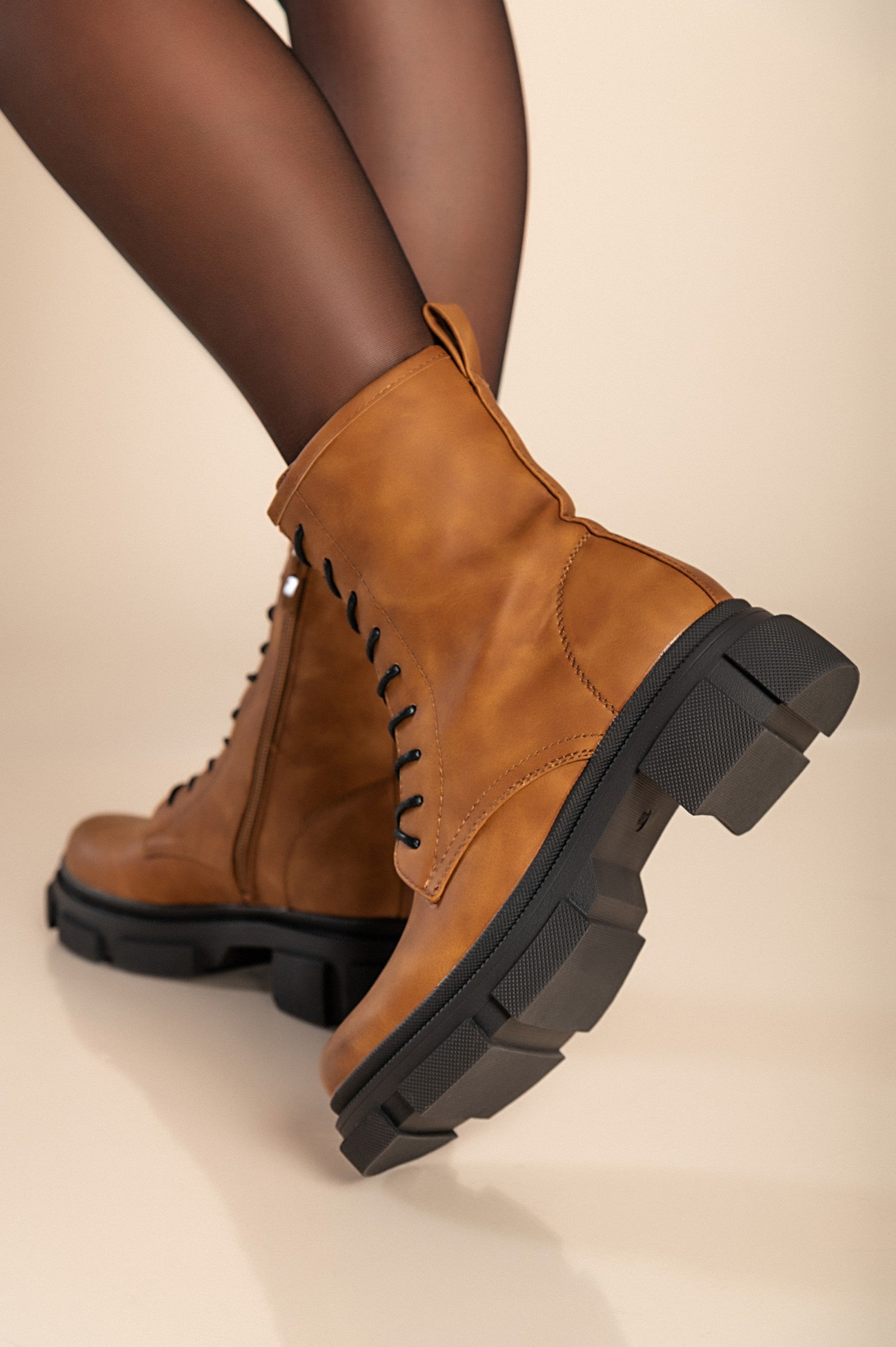 Elegantni gležnjarji z vezalkami v kamelji barvi, izdelani iz imitacije usnja, z okroglo konico in stransko zadrgo.