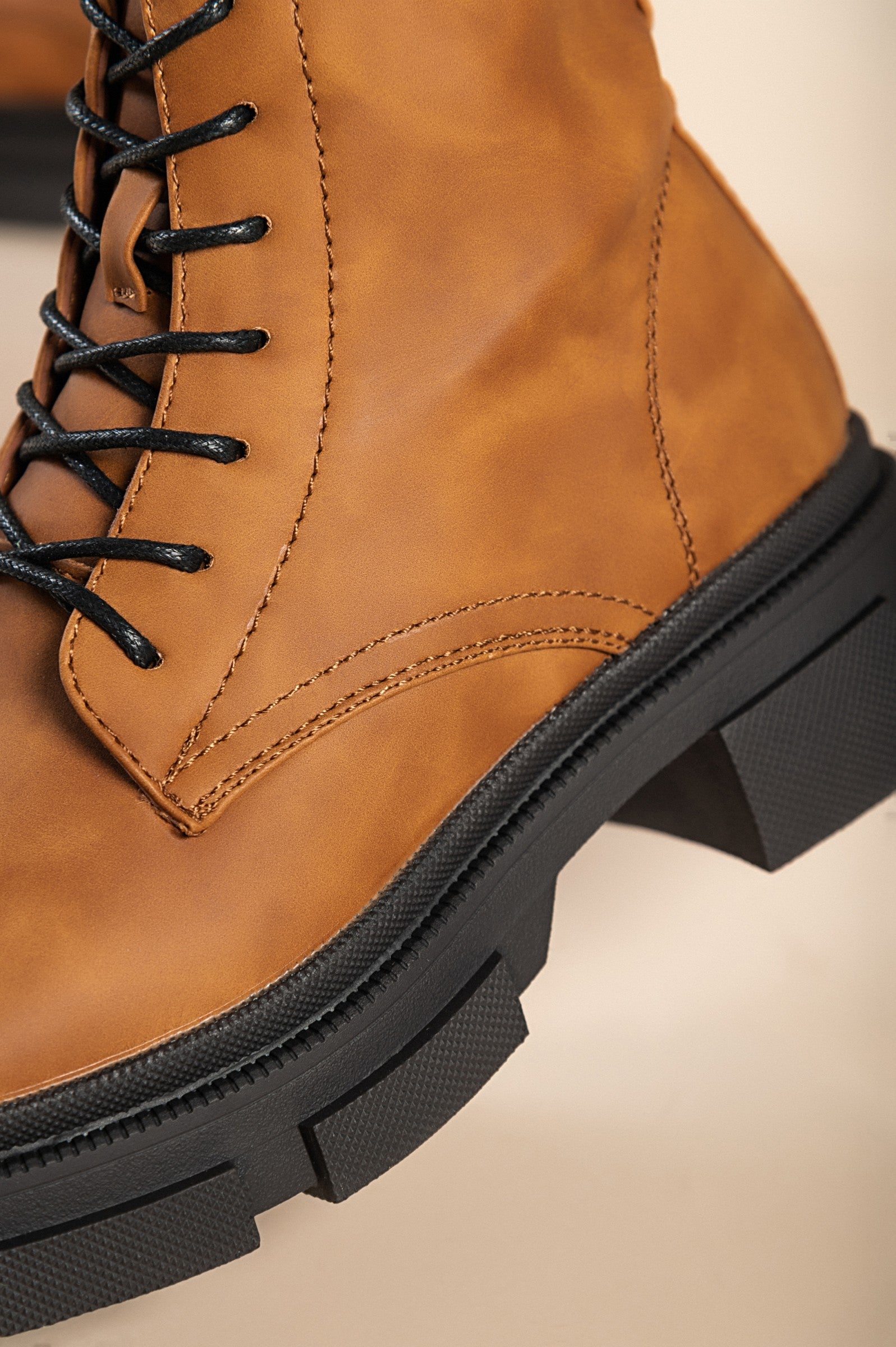 Elegantni gležnjarji z vezalkami v kamelji barvi, izdelani iz imitacije usnja, z okroglo konico in stransko zadrgo.