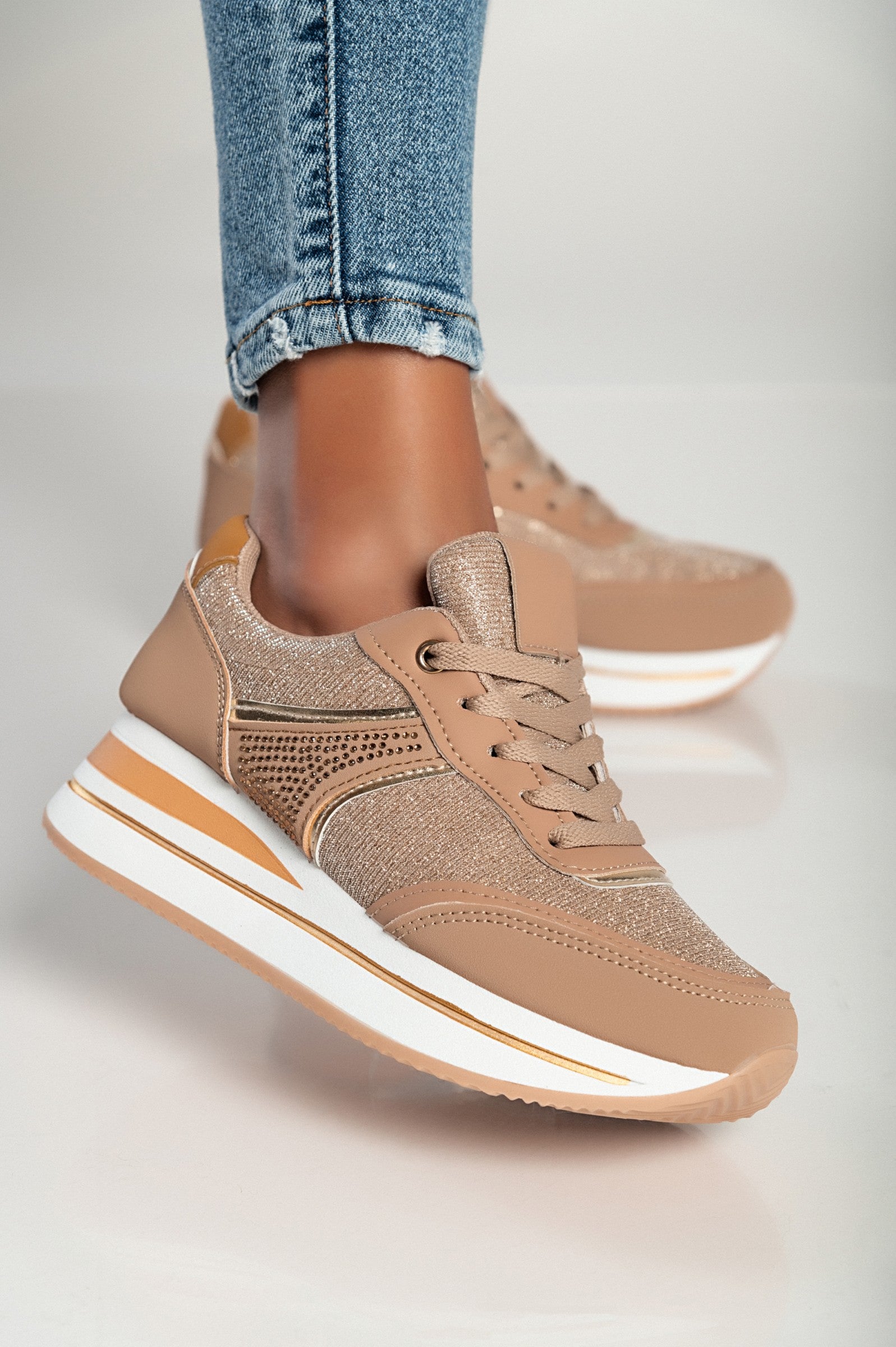 Glitter fashion sneakers 6007 in camel color with raised sole and laces, showcasing stylish design and comfort.