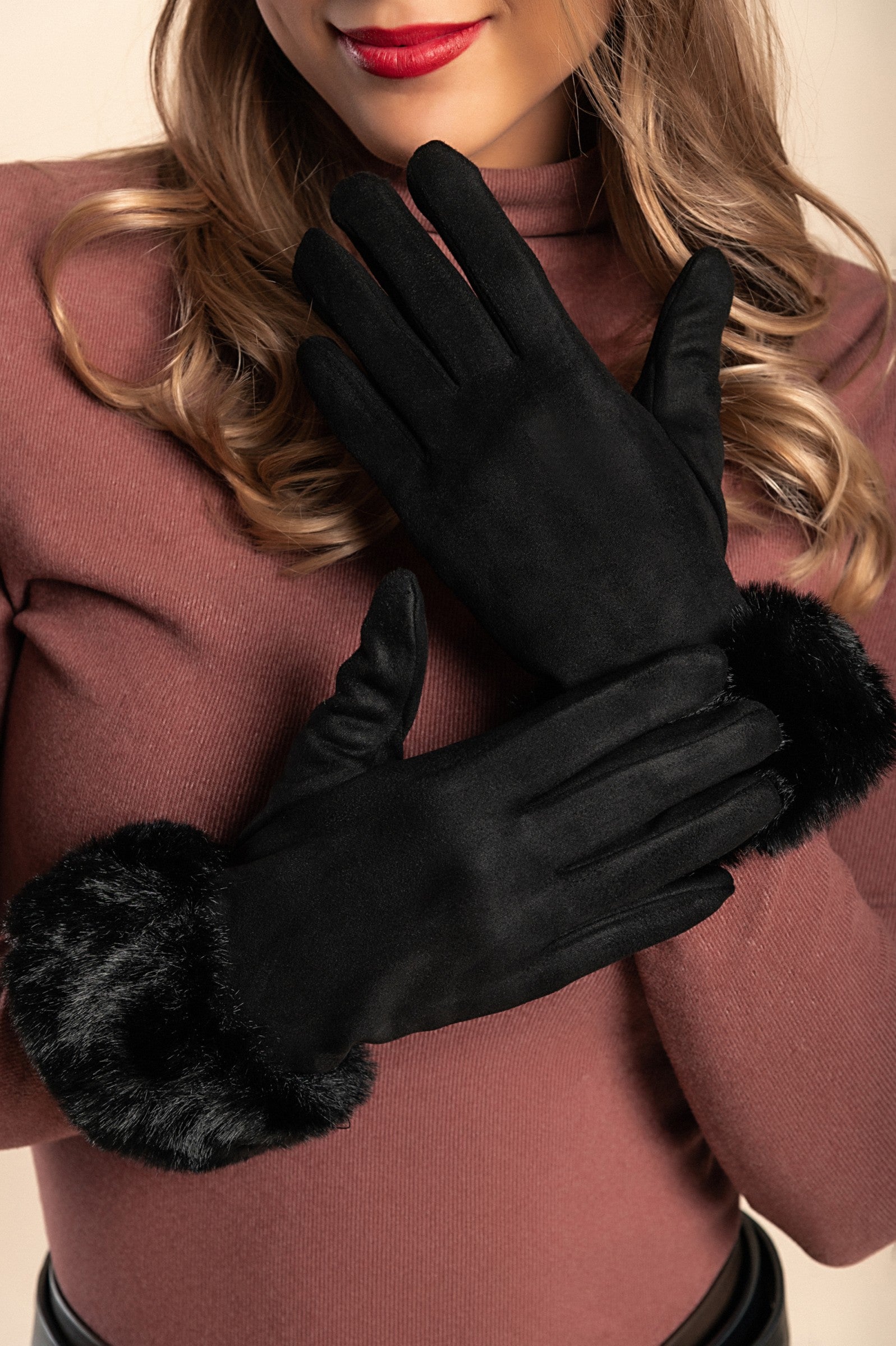 Elegant black gloves with faux fur trim around the wrist, designed for warmth and comfort.