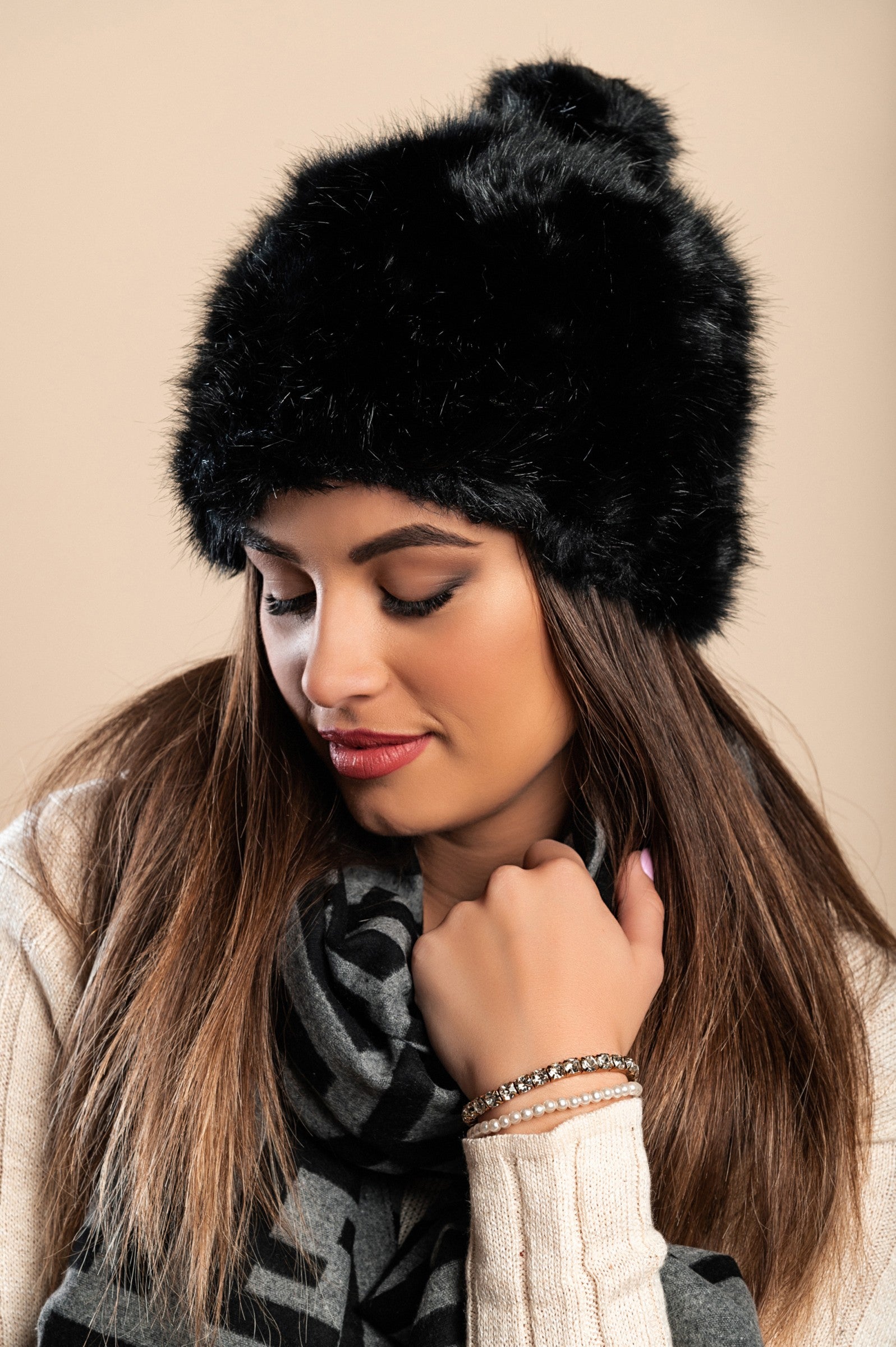 Elegant black hat with synthetic fur, showcasing its stylish design and soft texture.