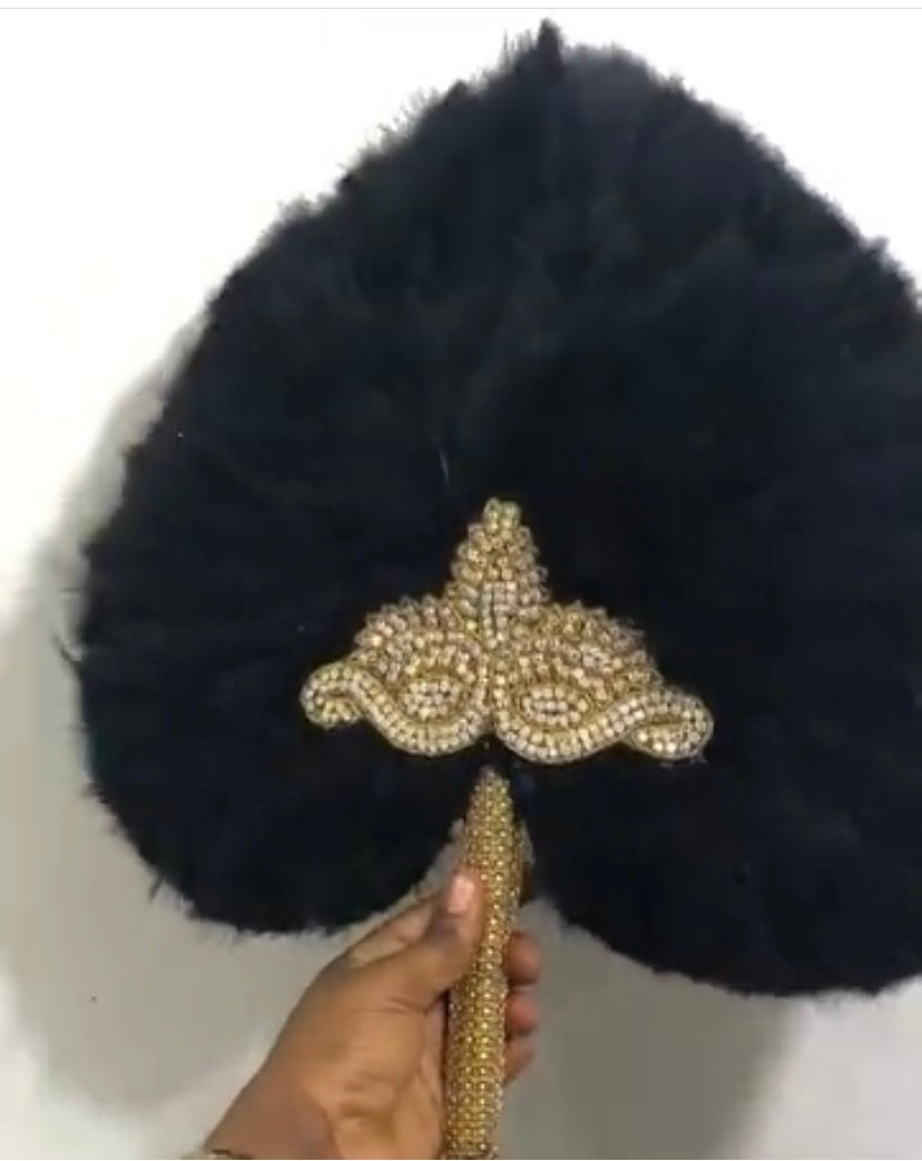 A beautiful heart-shaped fur feather hand fan, featuring fluffy feathers and a wooden handle, perfect for bridal occasions.