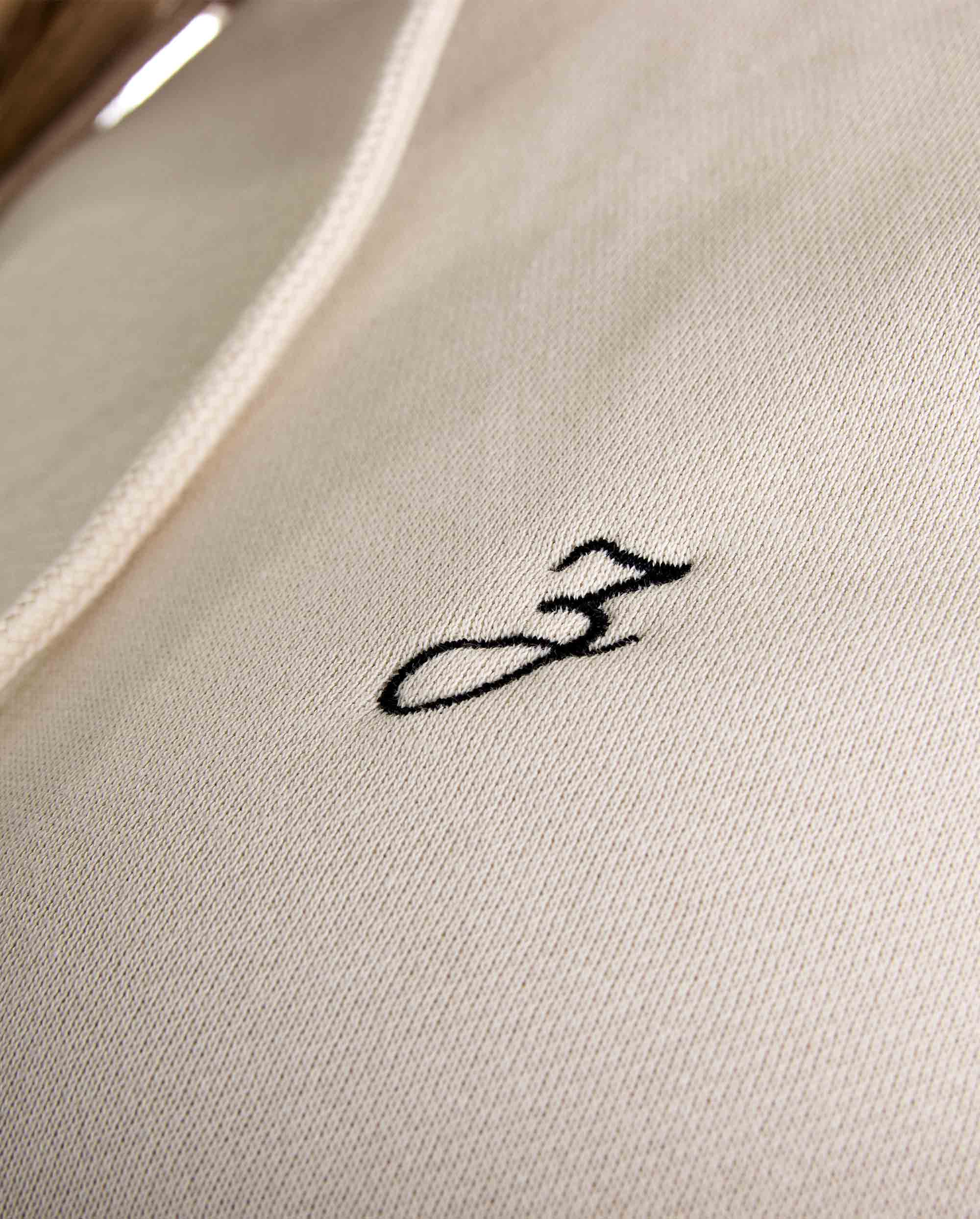 HIGH STD Hoodie in Sandfarbe für Herren, hochwertig verarbeitet mit stilvollen Details.