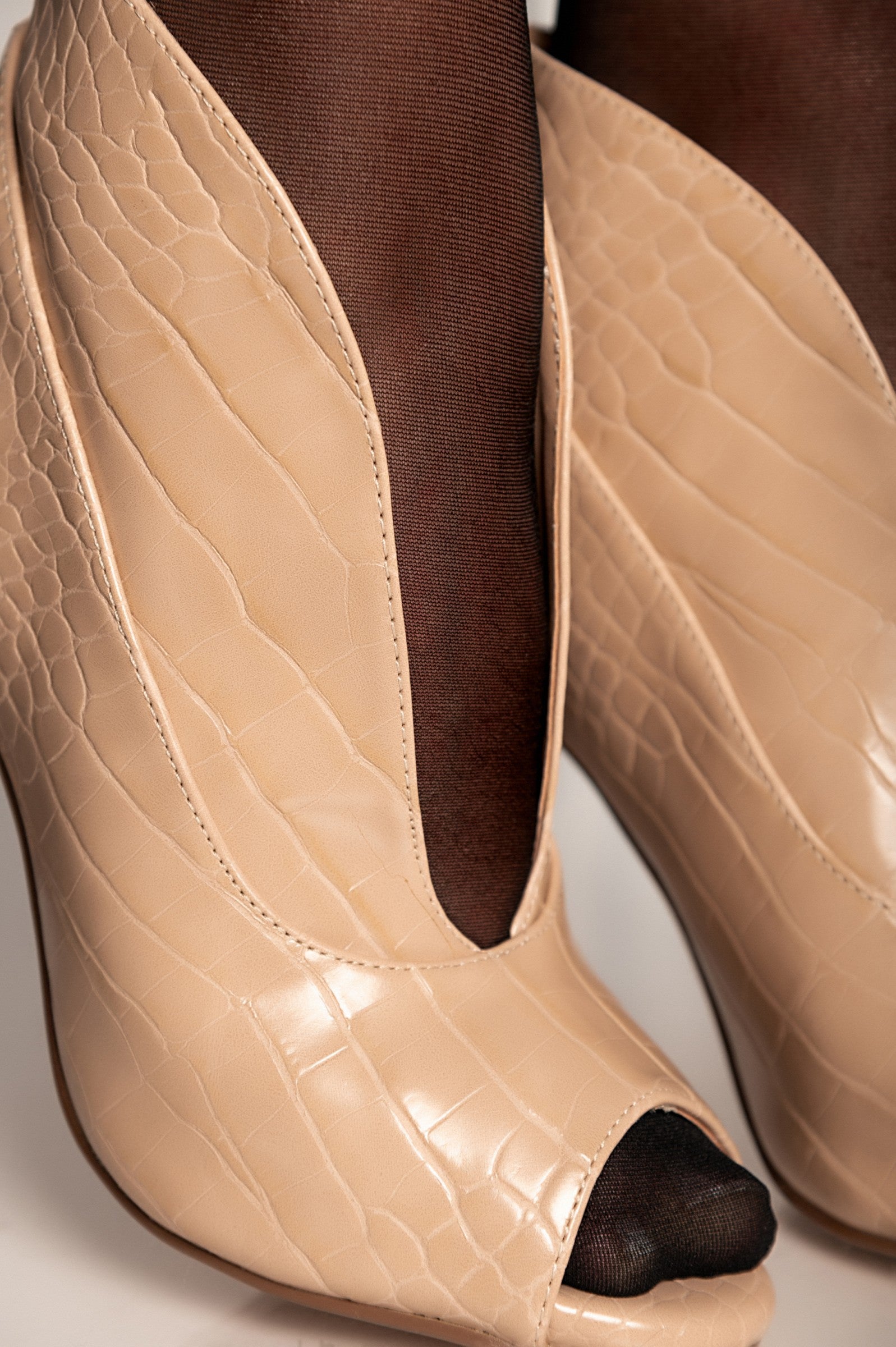 Beige high-heeled ankle boots Betera with crocodile print and open round tip, showcasing a stylish design and comfortable fit.