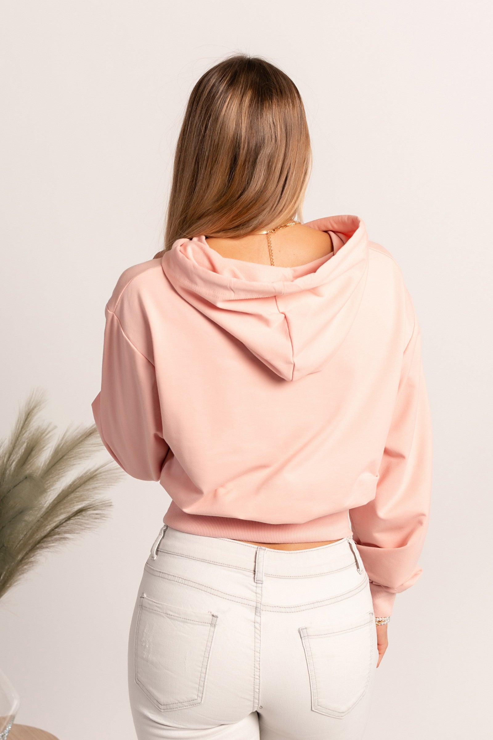 Light pink hooded sweatshirt Belluna with drawstring hood and fitted long sleeves, made from a soft cotton-polyester blend.