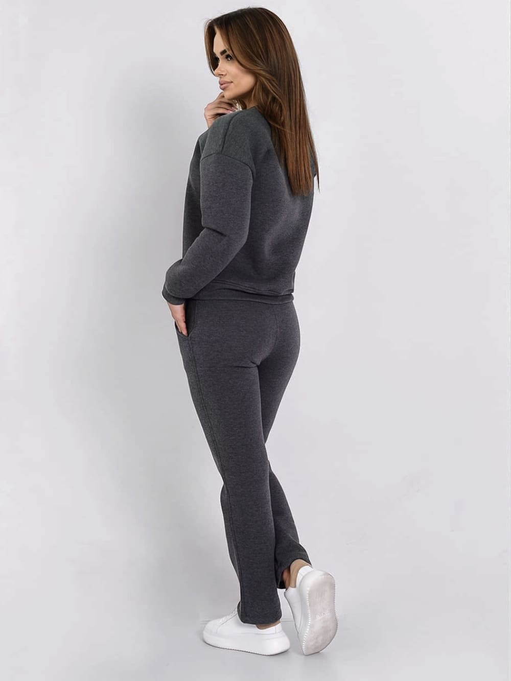 Graphite insulated tracksuit for women featuring a long-sleeved sweatshirt and loose-leg pants, perfect for fall and winter.