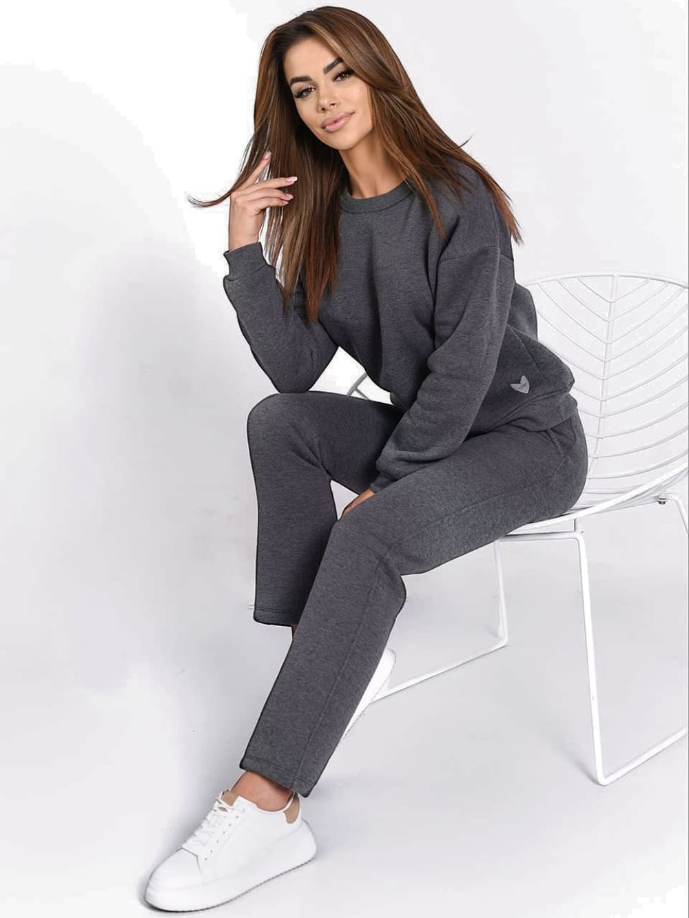 Graphite insulated tracksuit for women featuring a long-sleeved sweatshirt and loose-leg pants, perfect for fall and winter.