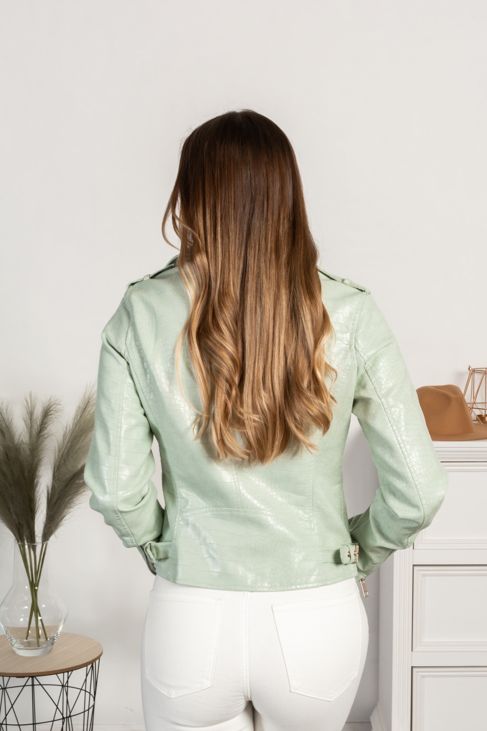 Svetlo modra jakna iz imitacije usnja z živalskim vzorcem, poklopnim ovratnikom in stranskimi žepi z zadrgo.