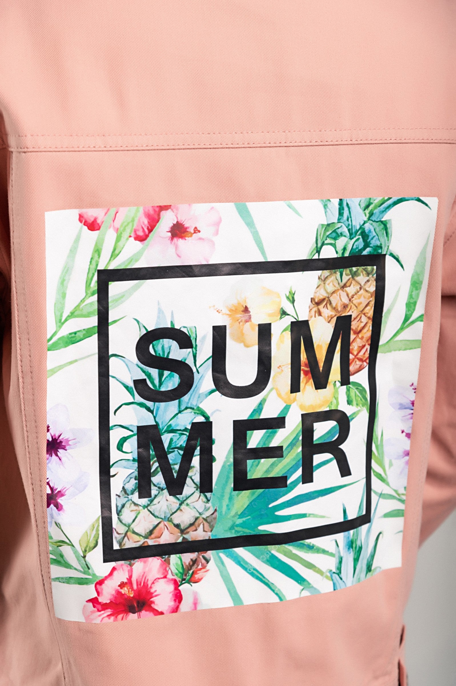 Svetlo roza jeans jakna s potiskom in perlicami, klasičen ovratnik in dolgi rokavi, okrasna pentlja in kovinski gumbi.