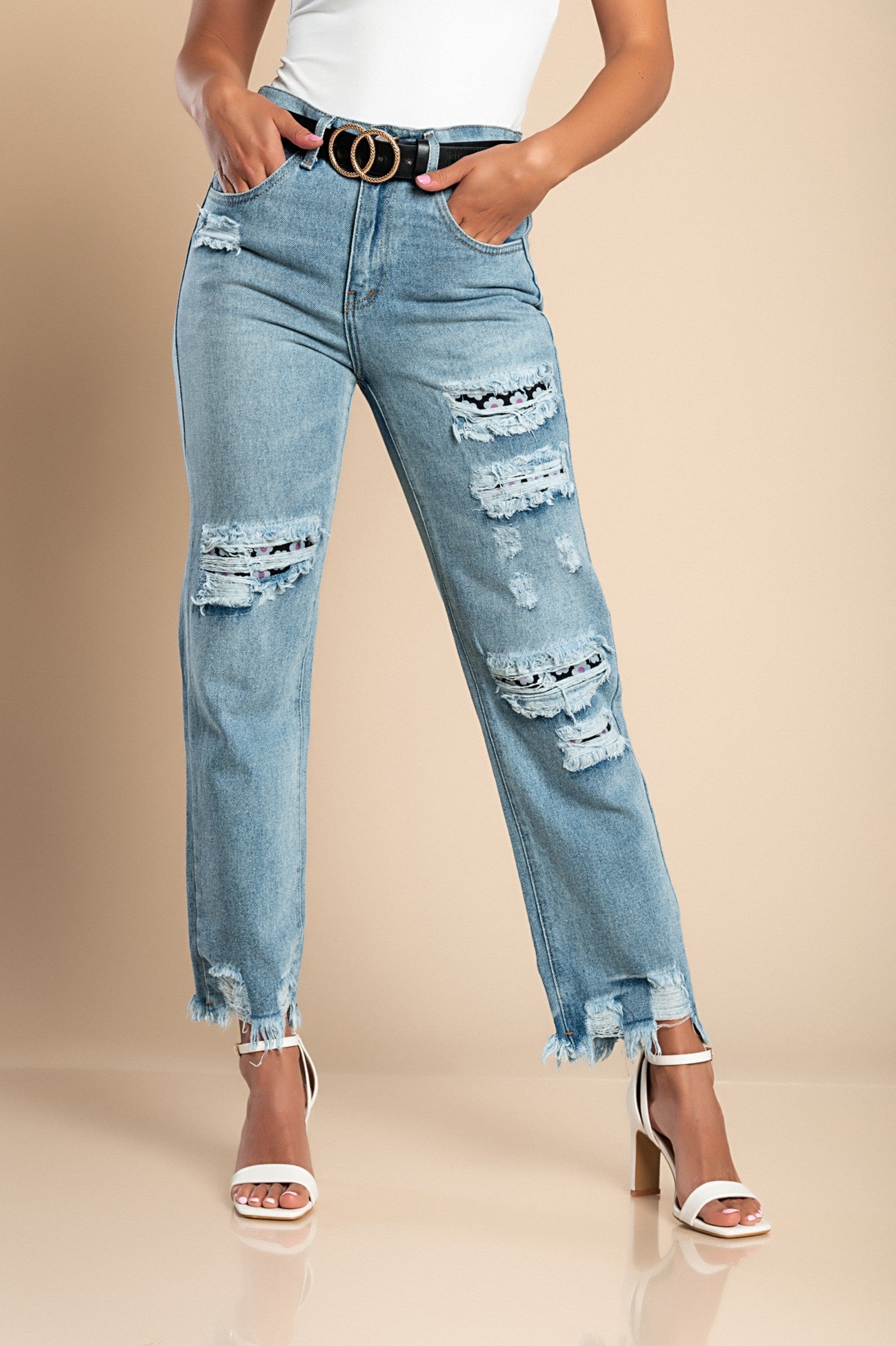 Črne kavbojke z razporki Alexandria, srednji pas, razcefran rob in modni vzorec z rožami.