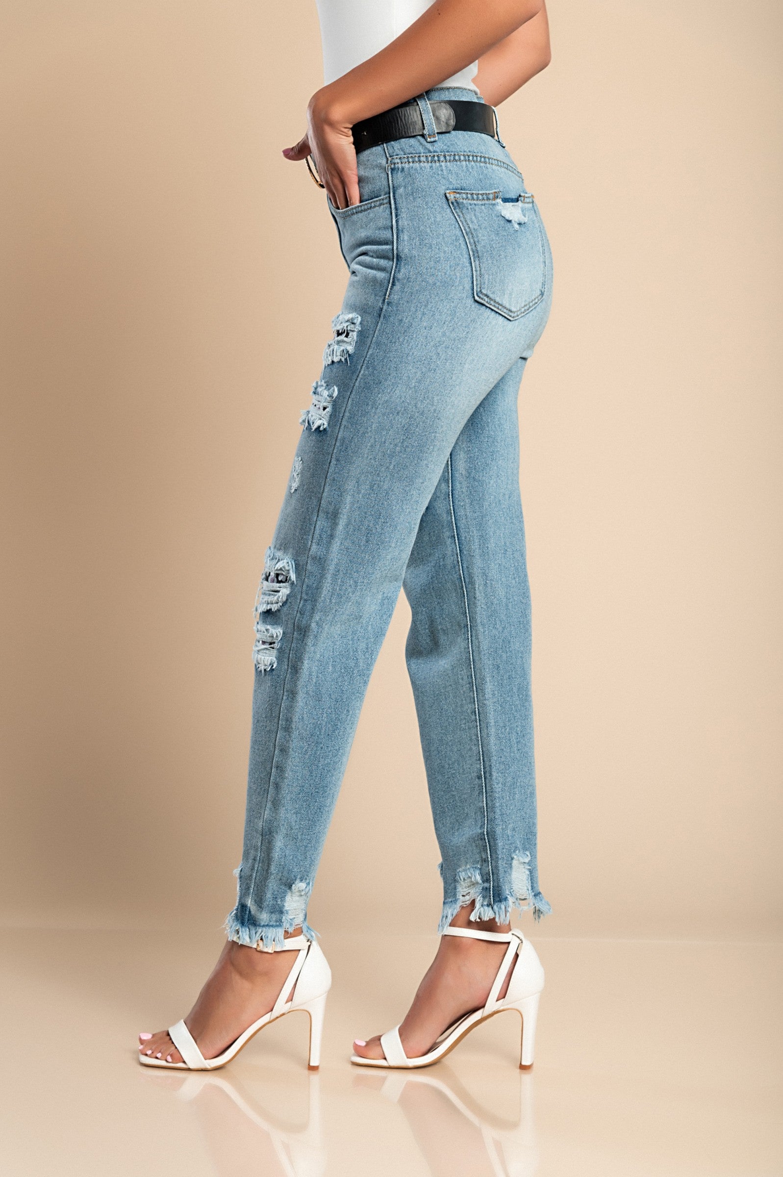 Črne kavbojke z razporki Alexandria, srednji pas, razcefran rob in modni vzorec z rožami.