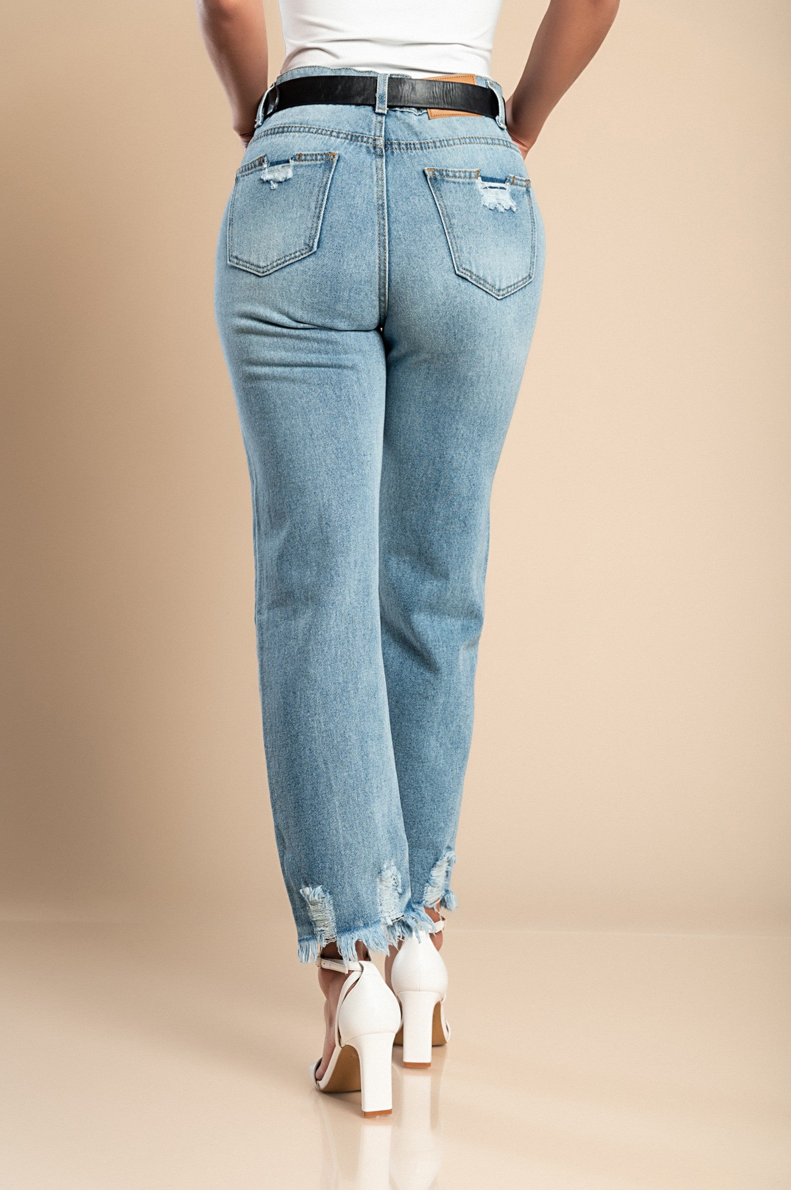 Črne kavbojke z razporki Alexandria, srednji pas, razcefran rob in modni vzorec z rožami.