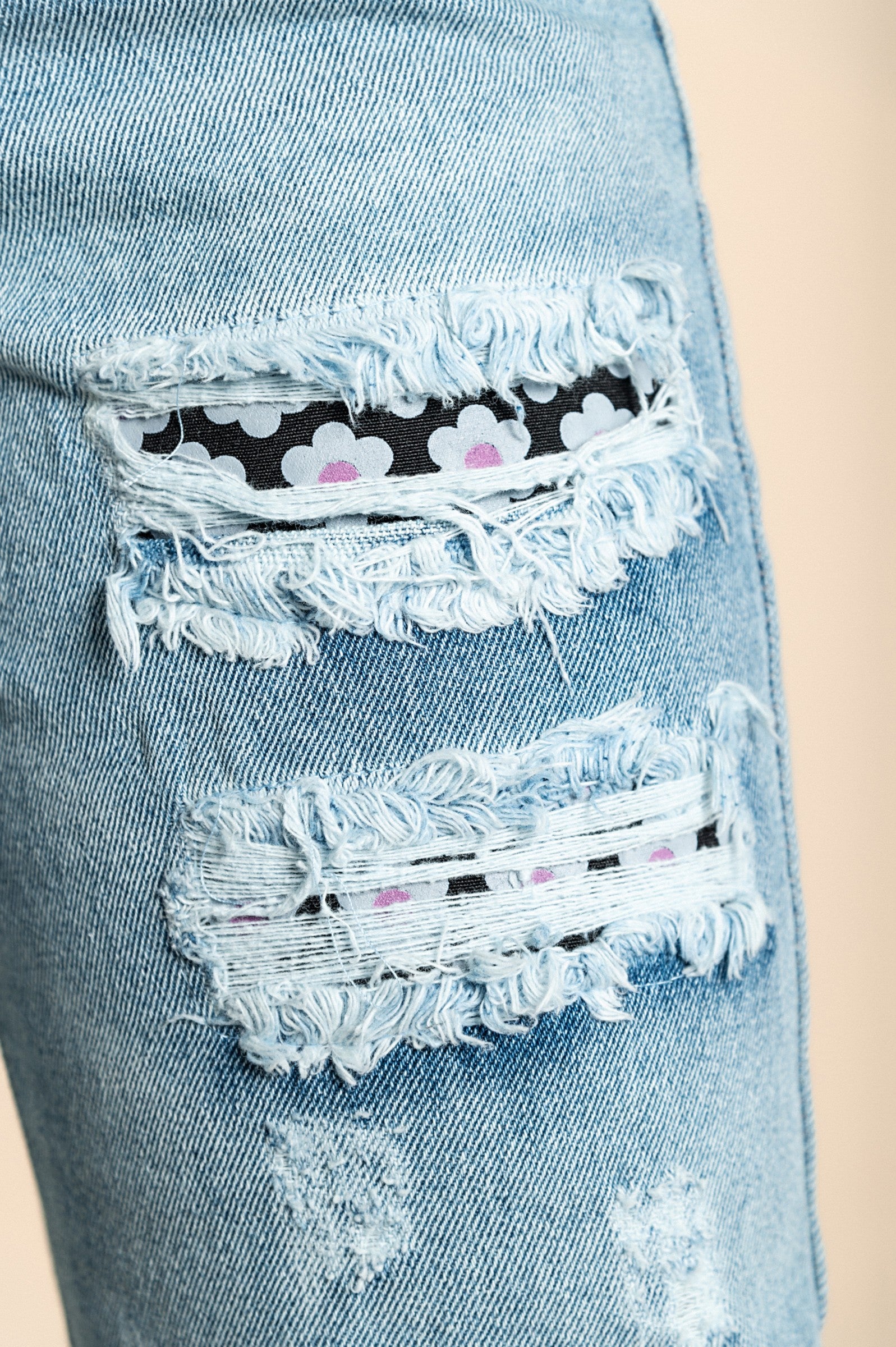 Črne kavbojke z razporki Alexandria, srednji pas, razcefran rob in modni vzorec z rožami.