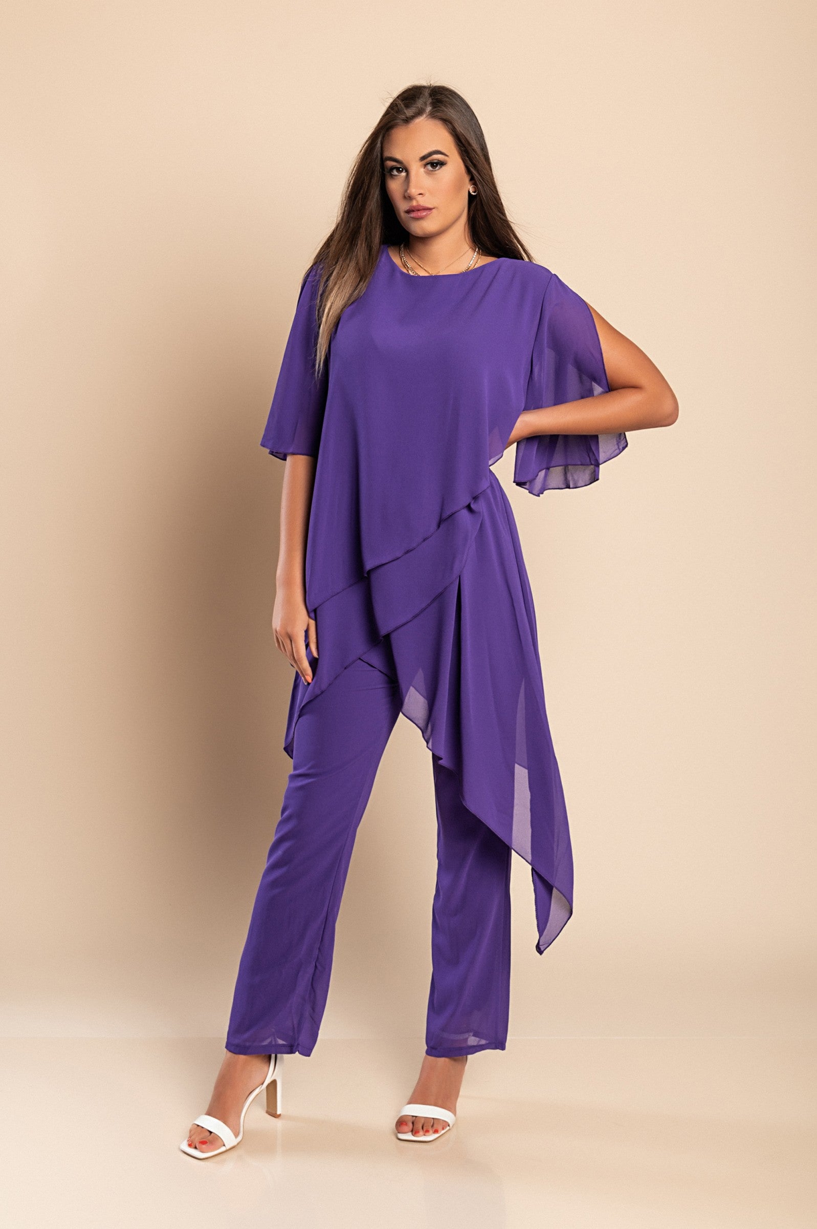 Elegantni komplet polprosojne tunike in dolgih hlač Claudette v vijolični barvi, prikazan na belem ozadju.