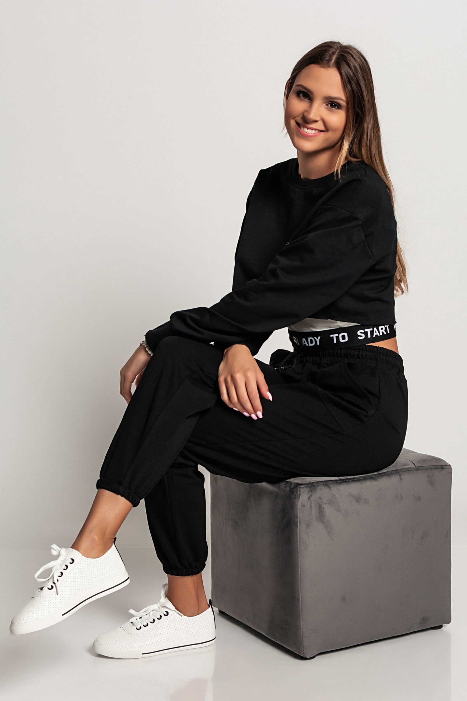 Komplet športne majice in topa Malfa v črni barvi, prikazuje ohlapno majico z dolgimi rokavi in športni top brez rokavov.