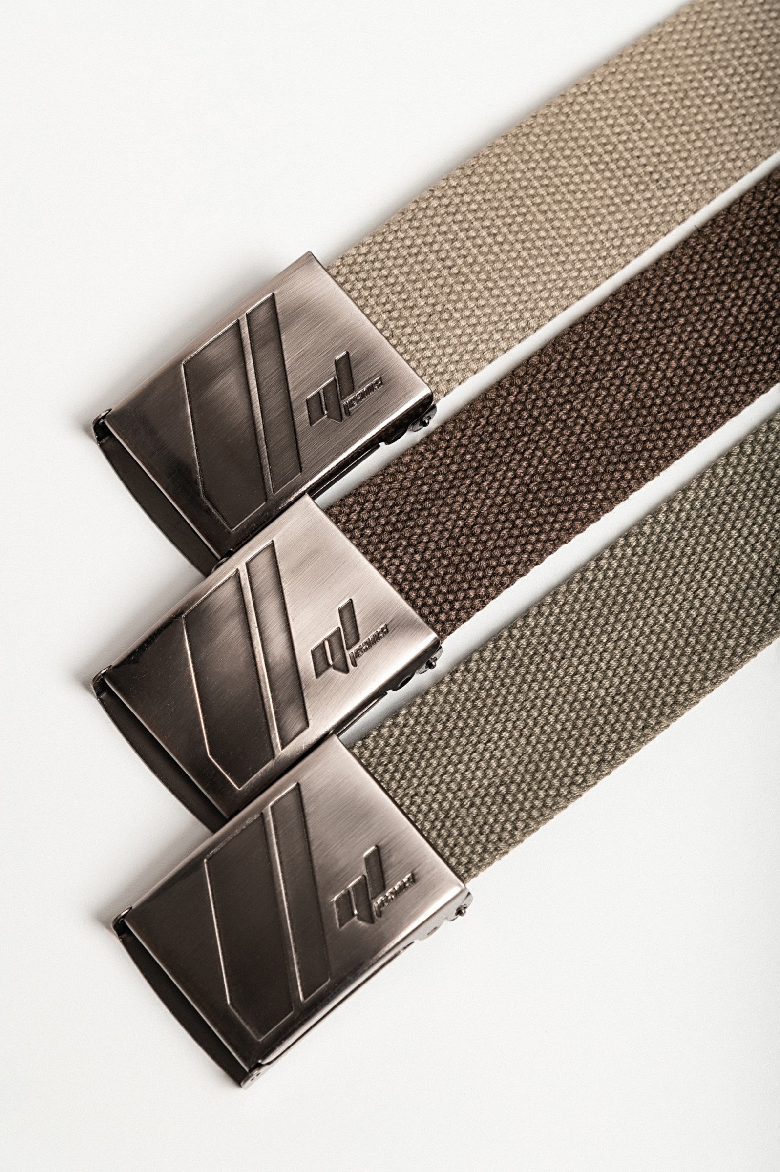 Komplet treh pasov Romeo v bež, olivni in rjavi barvi z kovinsko zaponko in gravuro.