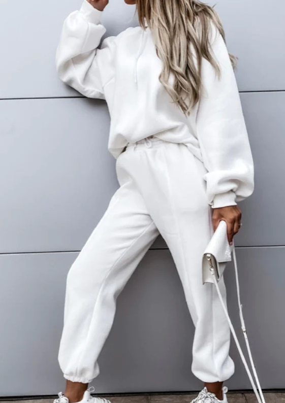 Komplet trenirk iz mehkega bombaža, bel, s kapuco in dolgimi rokavi, idealen za udobno nošenje.