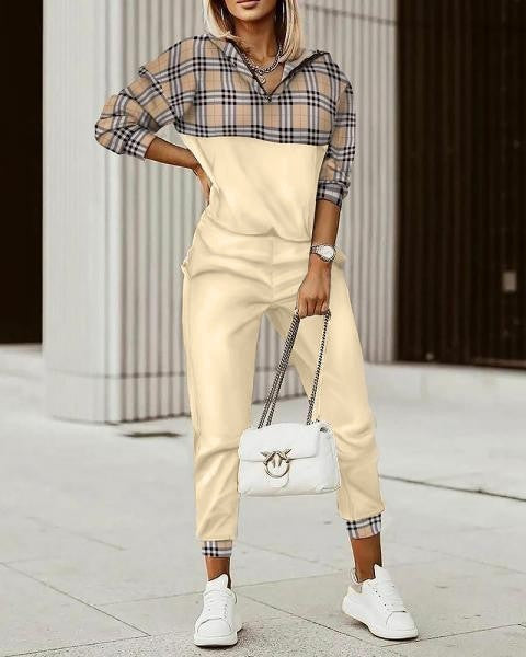 Komplet trenirk iz bombaža s karo potiskom, v kremni barvi, vključuje majico z dolgimi rokavi in dolge hlače z elastiko.