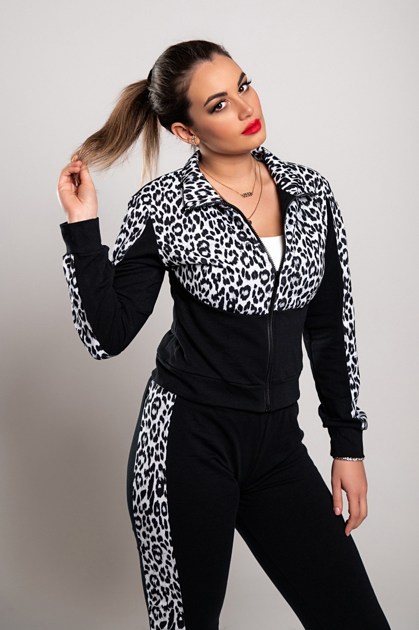 Leopard print tracksuit set Segovia in gray featuring a zippered sweatshirt and long pants with elastic waist and side prints.