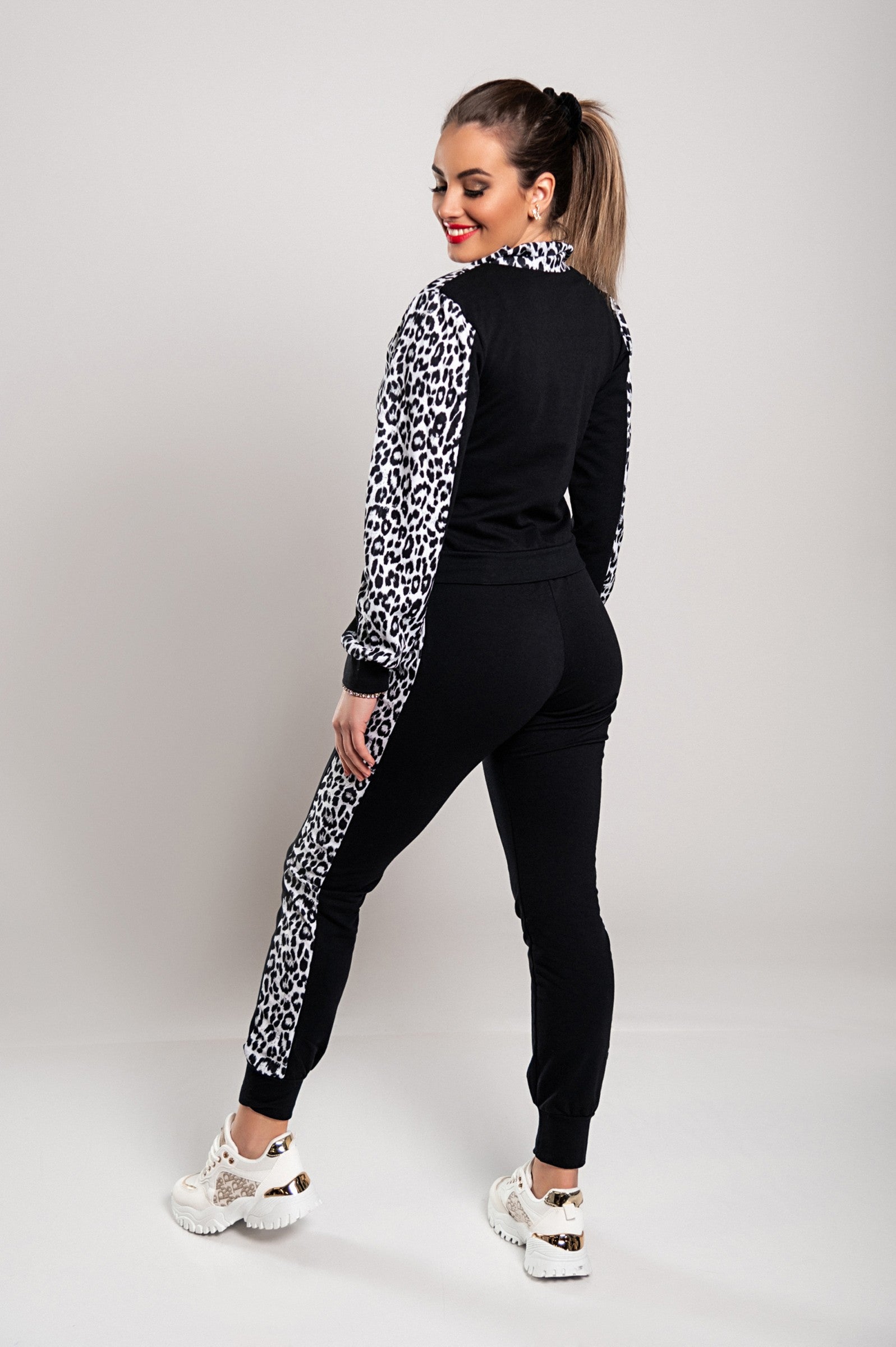 Leopard print tracksuit set Segovia in gray featuring a zippered sweatshirt and long pants with elastic waist and side prints.