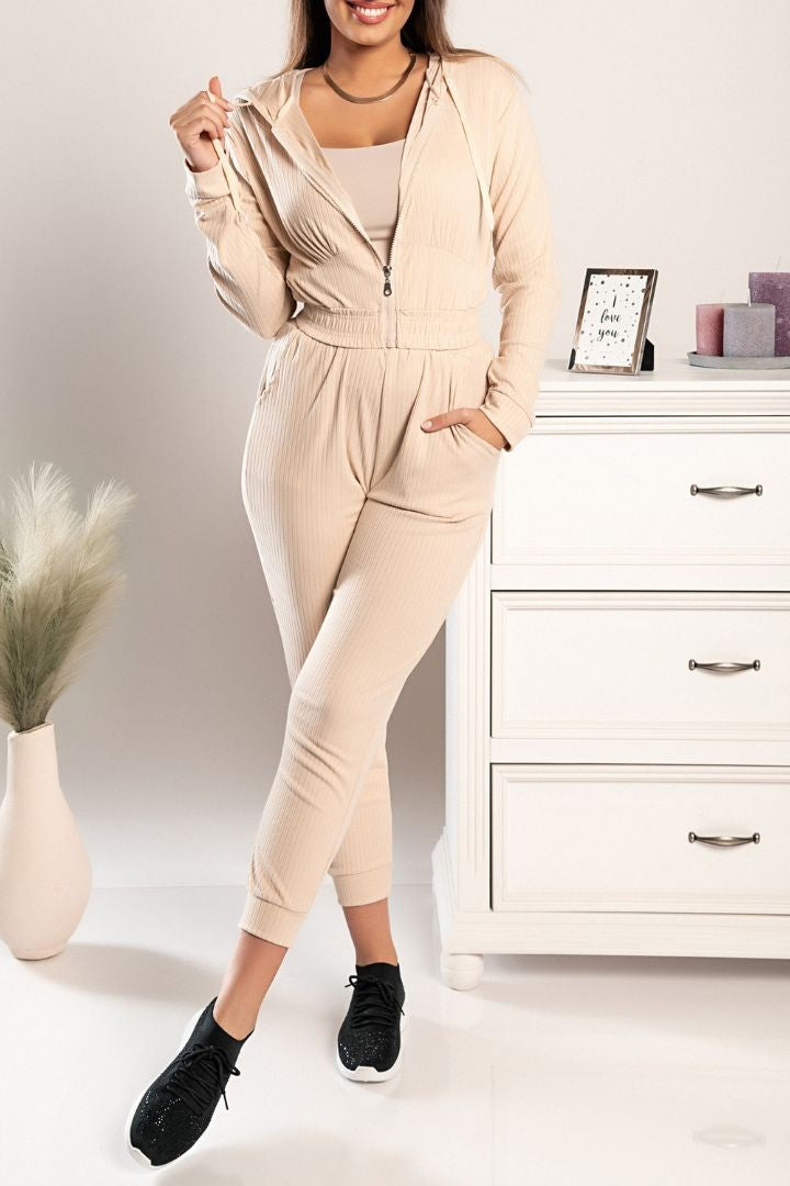 Beige long-sleeved tracksuit set Baixa featuring a cropped top with a hood and zip closure, paired with long pants with an elastic waist and side pocket.