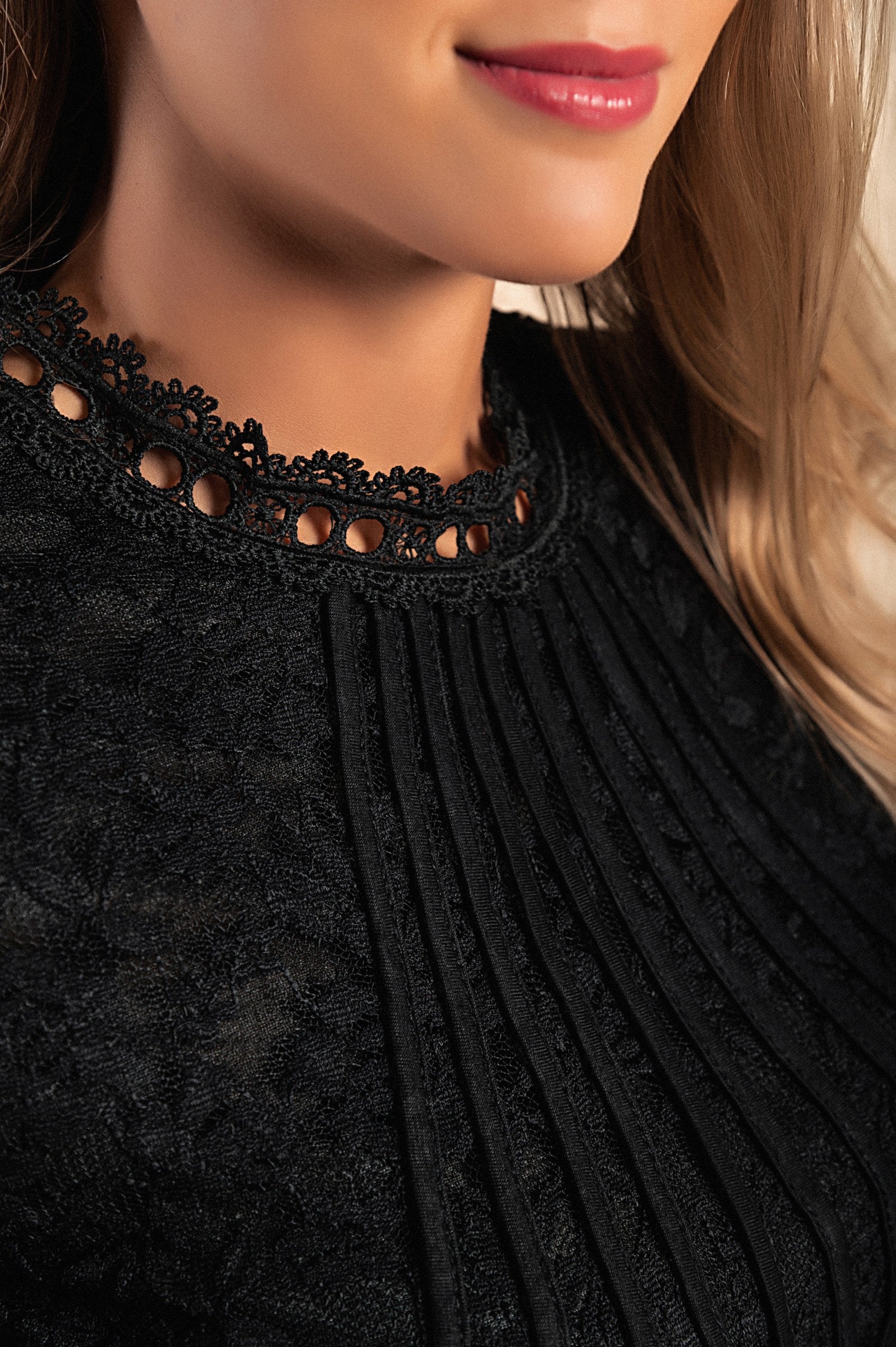 Elegantna črna majica iz prosojne cvetlične čipke z dolgimi rokavi in okroglim ovratnikom.