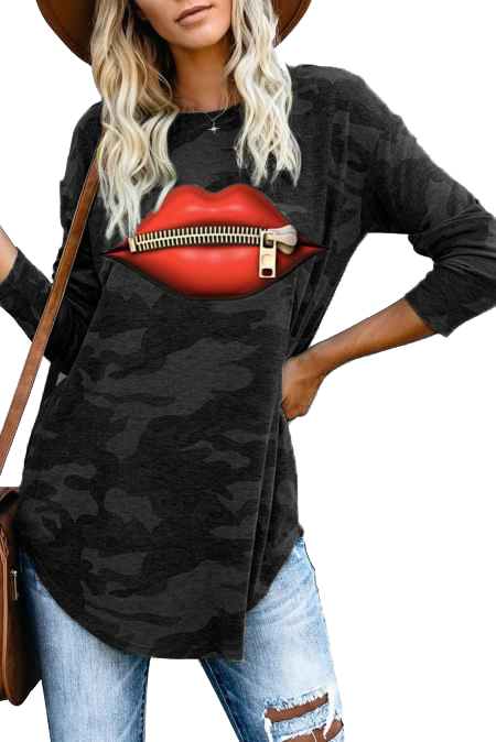 Ohlapna majica z vojaškim vzorcem, dolgimi rokavi in potiskom ustnic, idealna za moderen videz.
