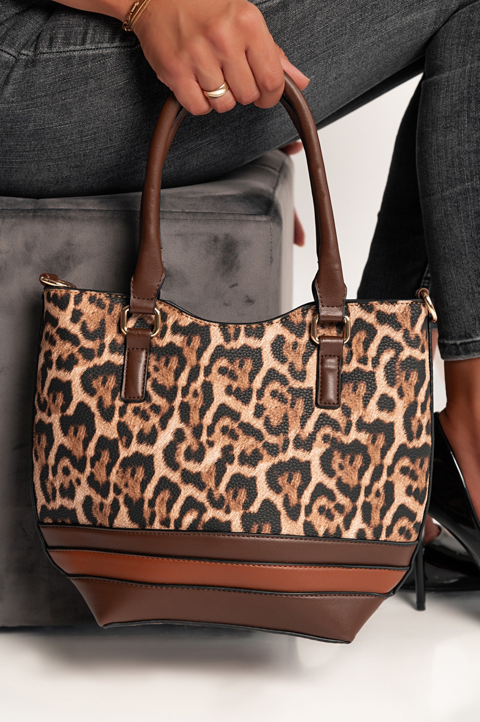 Elegantna rjava ročna torbica z živalskim potiskom Galleca, izdelana iz imitacije usnja, z zadrgo in notranjimi žepi.