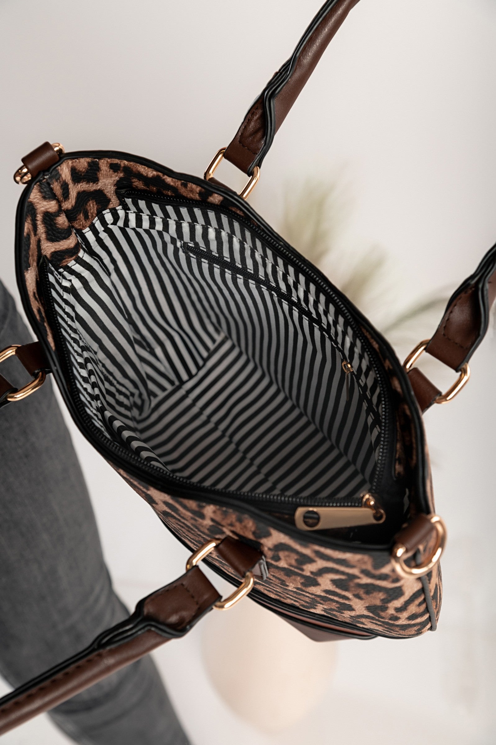 Elegantna rjava ročna torbica z živalskim potiskom Galleca, izdelana iz imitacije usnja, z zadrgo in notranjimi žepi.