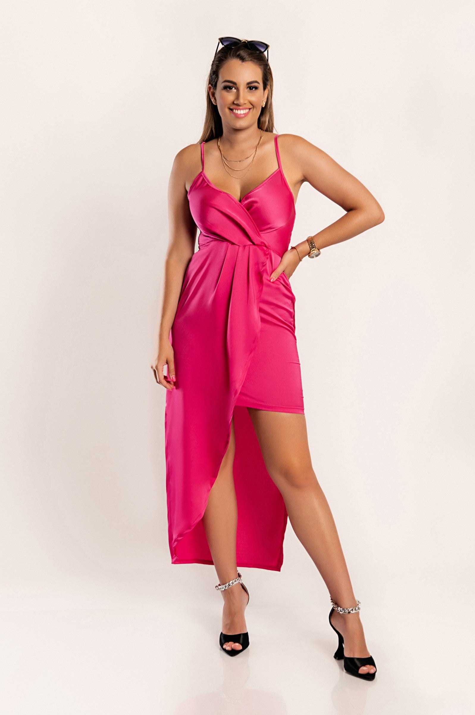 Maxi Elegant Dress Lezzina in fuchsia featuring a criss-cross 'V' neckline and two-layer skirt, made from high-quality imitation satin.
