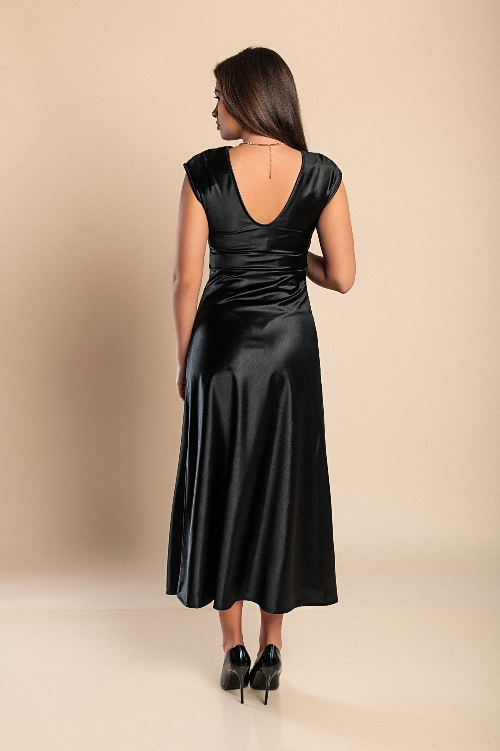 Elegant black midi dress made of imitation satin with round neckline and gathered details.