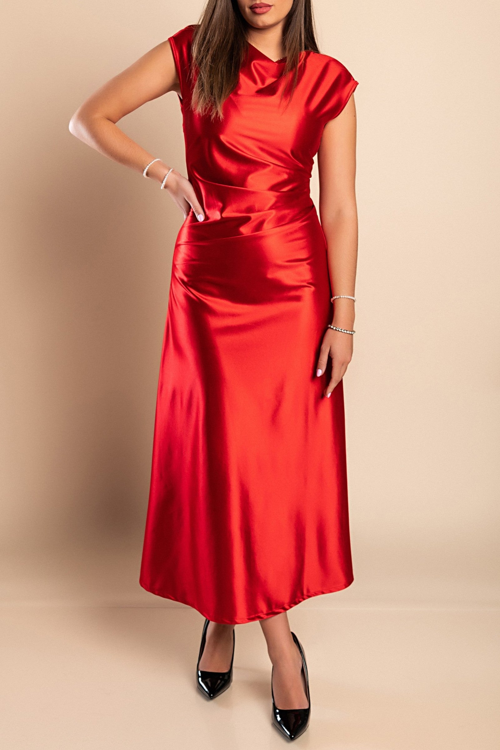 Elegant red midi dress made of imitation satin with gathered details and short sleeves.