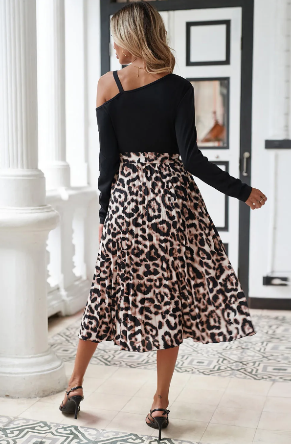Elegantna črna midi obleka z leopardjim potiskom, asimetričnim izrezom in dolgimi rokavi, idealna za vsakodnevno nošenje.