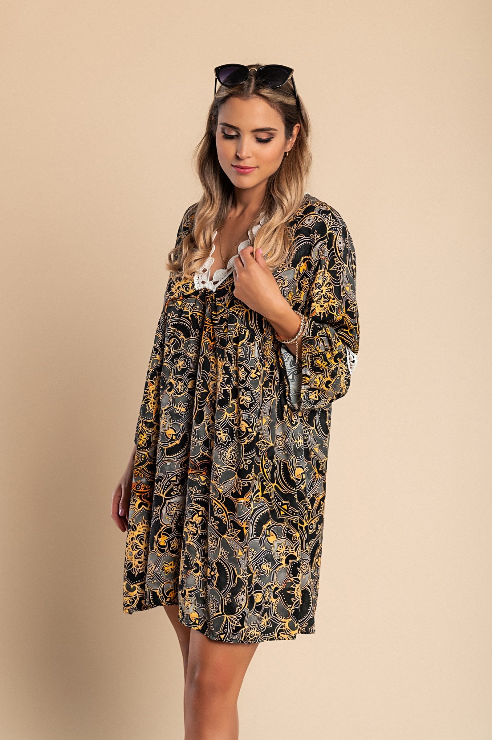 Mini obleka z večbarvnim potiskom in črnimi detajli, globokim 'V' izrezom in 3/4 rokavi z volančki.