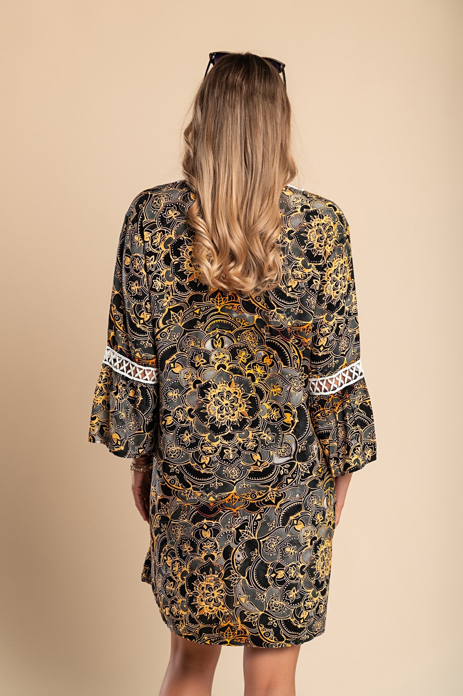 Mini obleka z večbarvnim potiskom in črnimi detajli, globokim 'V' izrezom in 3/4 rokavi z volančki.