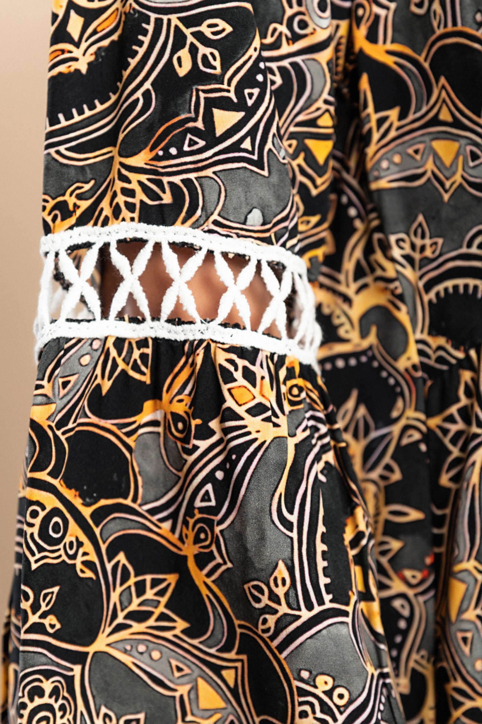 Mini obleka z večbarvnim potiskom in črnimi detajli, globokim 'V' izrezom in 3/4 rokavi z volančki.