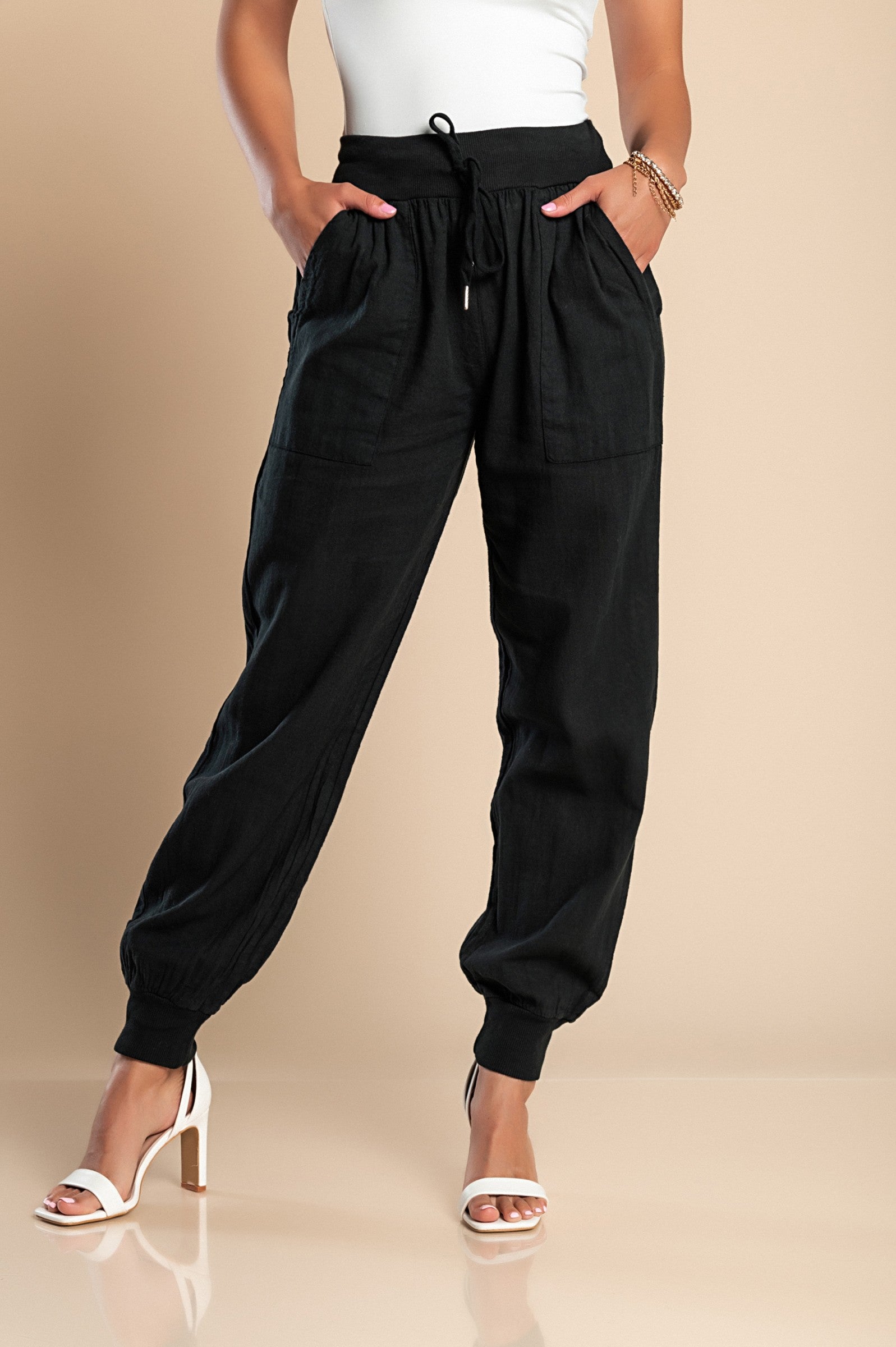 Modne dolge hlače Amory v črni barvi z elastiko in žepi, izdelane iz bombaža in lana.