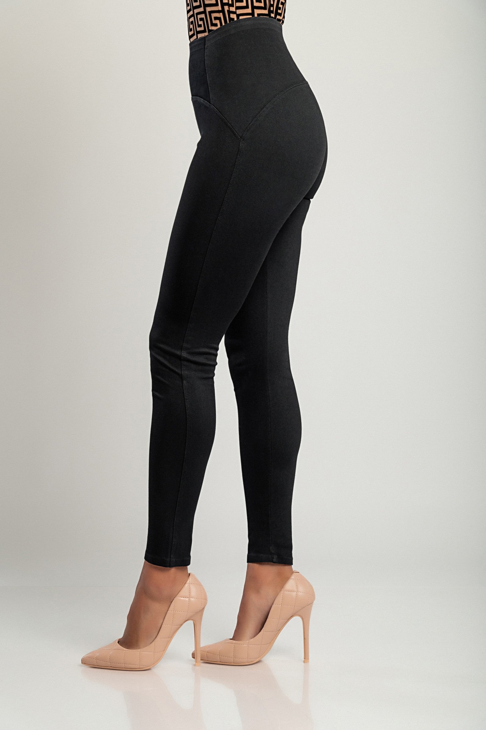 Črne modne legice v imitaciji jeansa z elastičnim pasom in dolgimi oprijetimi hlačnicami, idealne za udobno nošenje.