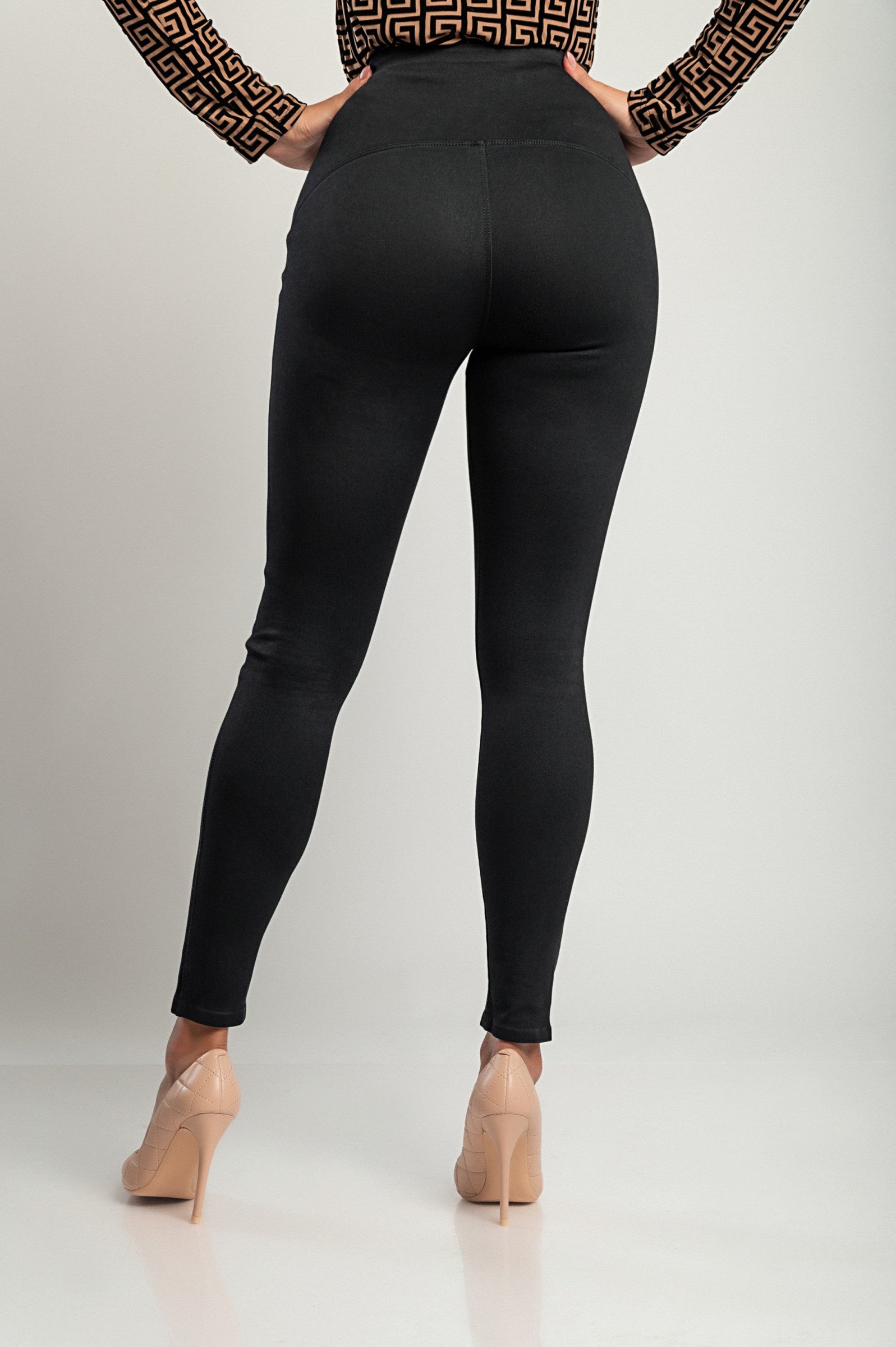 Črne modne legice v imitaciji jeansa z elastičnim pasom in dolgimi oprijetimi hlačnicami, idealne za udobno nošenje.