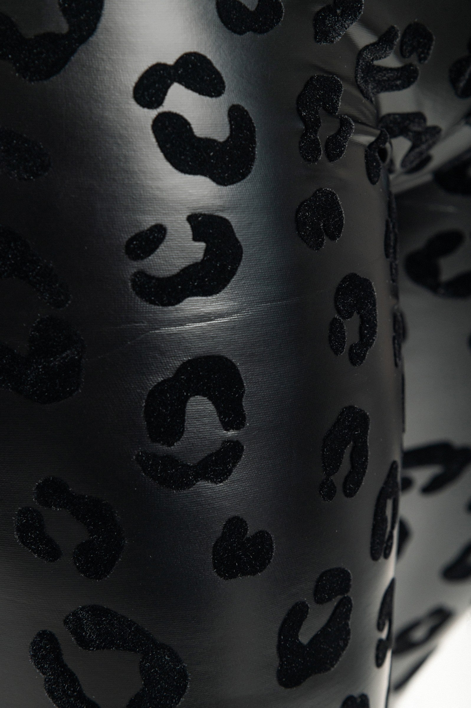 Črne modne legice v imitaciji usnja z leopardjim vzorcem, dolgi in oprijeti hlačnici.