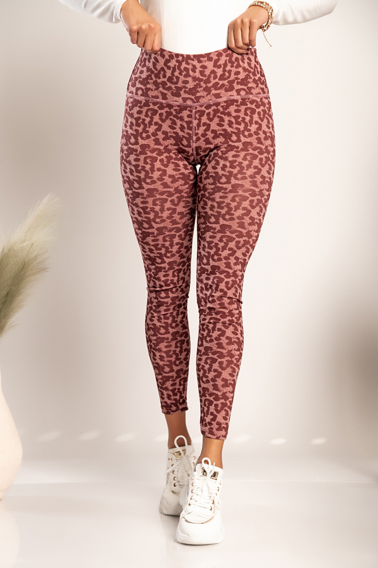 Modne rdeče pajkice s širokim pasom in leopardjim potiskom, dolge in oprijete, primerne za različne modne kombinacije.