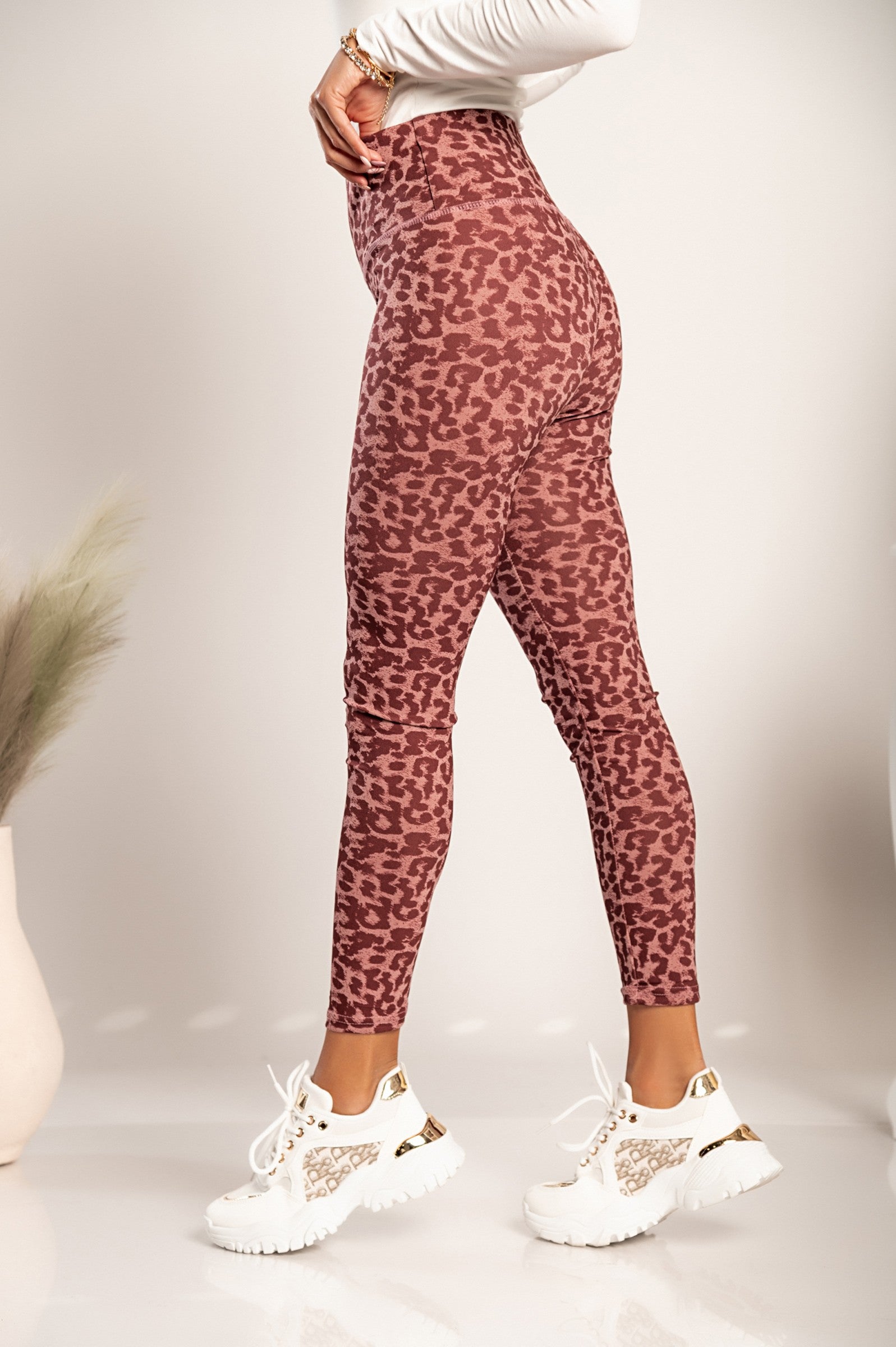 Modne rdeče pajkice s širokim pasom in leopardjim potiskom, dolge in oprijete, primerne za različne modne kombinacije.