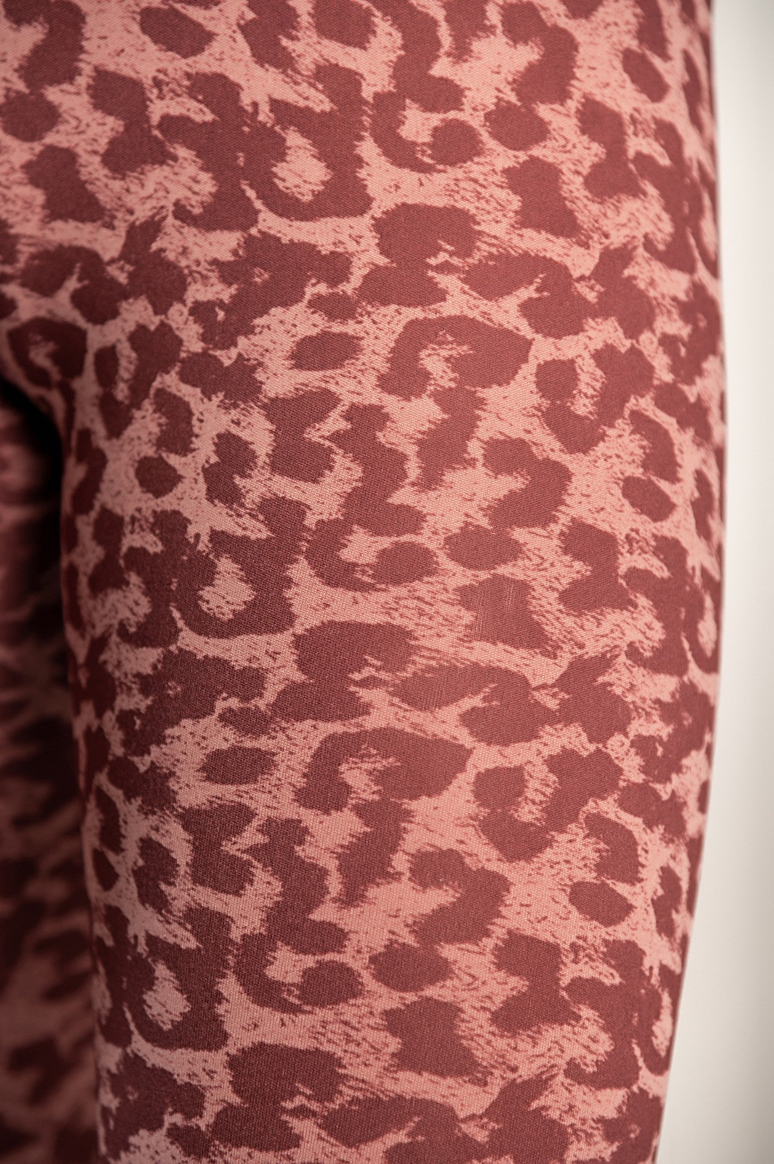 Modne rdeče pajkice s širokim pasom in leopardjim potiskom, dolge in oprijete, primerne za različne modne kombinacije.