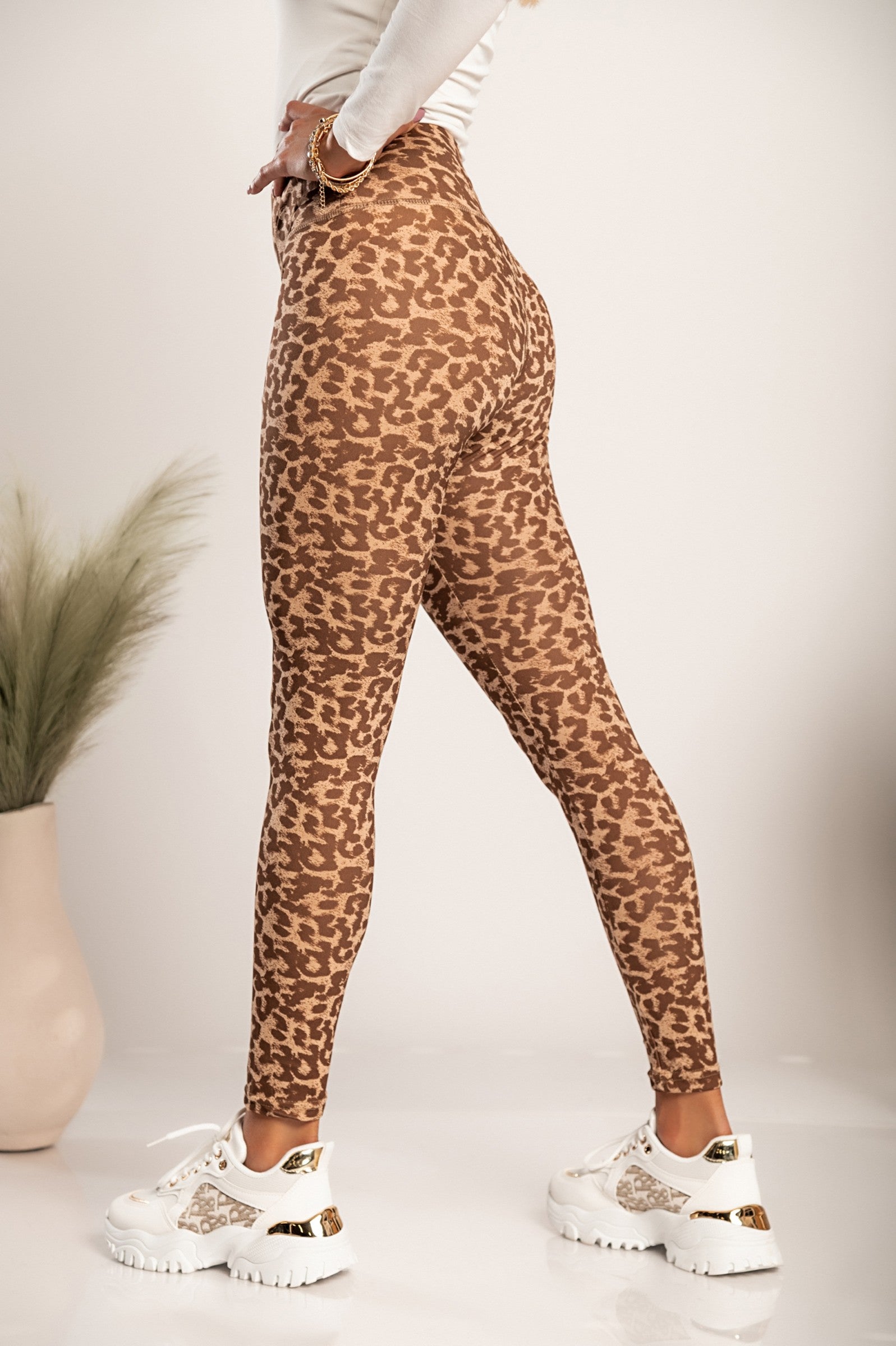 Modne pajkice s širokim pasom Soccia v rjavi barvi z leopardjim potiskom, dolge in oprijete hlačnice.