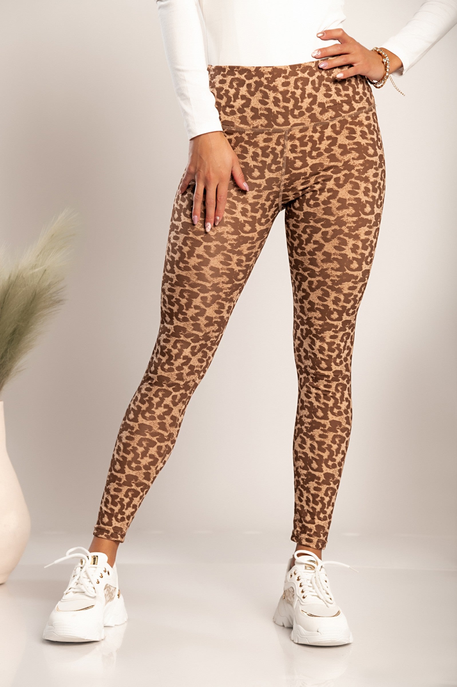 Modne pajkice s širokim pasom Soccia v rjavi barvi z leopardjim potiskom, dolge in oprijete hlačnice.